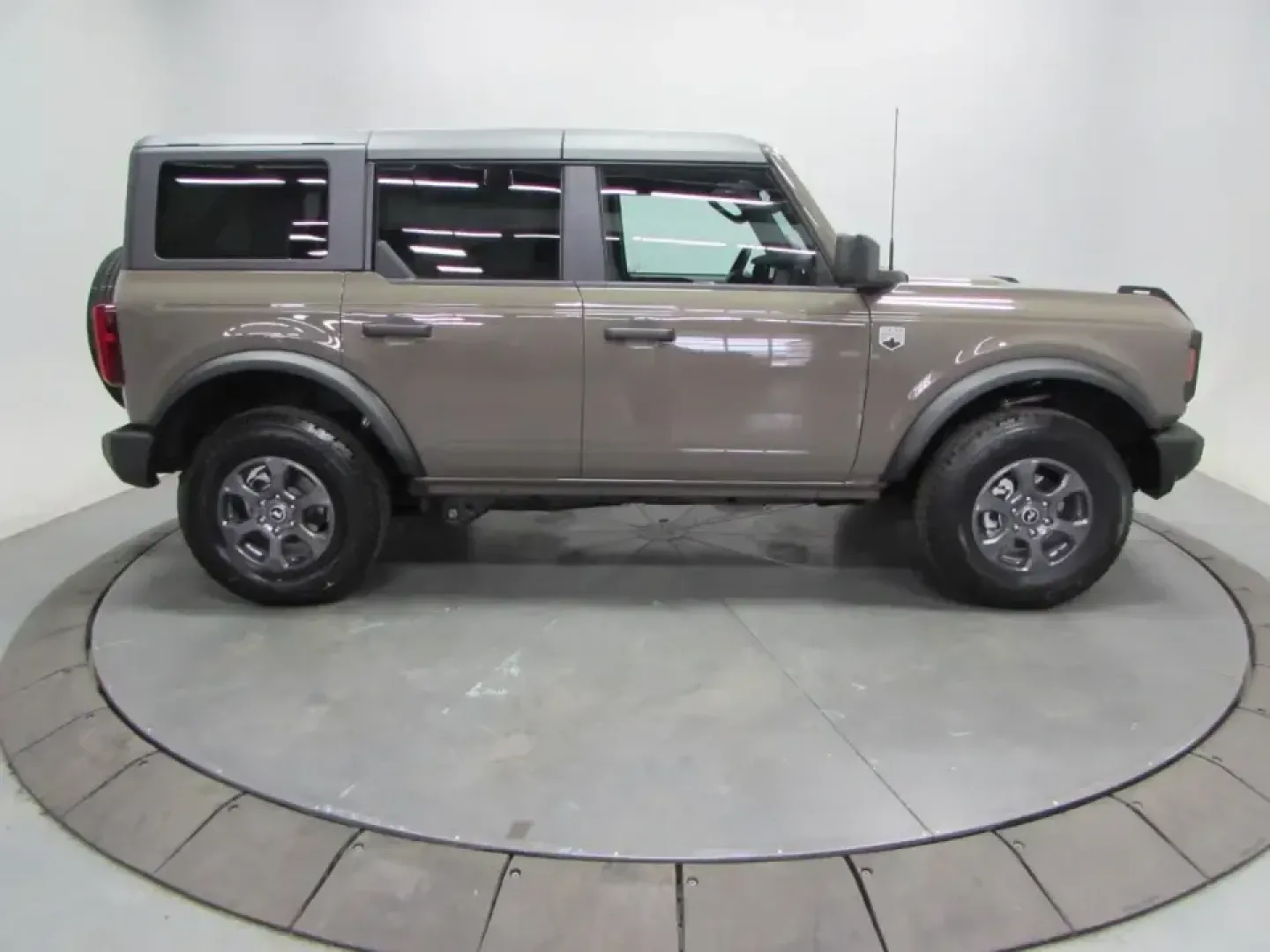 2026 /Black Onyx Ford Bronco Big Bend (1FMDE7BH3TL) with an 2.3L EcoBoost I-4 engine, 7M transmission, located at 12836 Highway 21, De Soto, MO, 63020, (636) 337-7777, 38.151867, -90.575615 - Weekend trail runs, lake-day gear hauls, and everyday commuting across Jefferson County all get easier when your SUV is built for real life-not just the parking lot. This **2026 Ford Bronco Big Bend** in **Marsh Gray** is the kind of vehicle that fits multiple lifestyles at once: confident enough fo - Photo#7