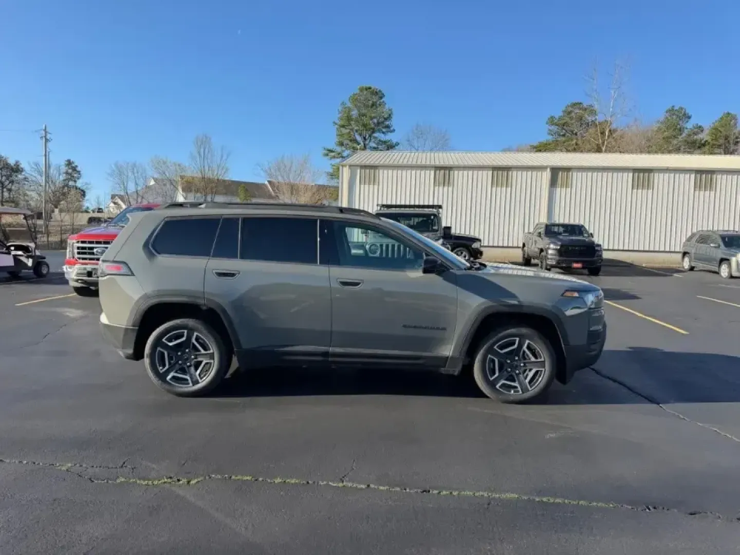 2026 /Arctic/Black Cloth Jeep Cherokee Laredo (3C4PJMB2XTT) with an 1.6L engine, located at 970 Woodlawn Dr., Farmington, MO, 63640, (573) 431-7800, 37.825642, -90.468674 - Need one vehicle that can handle the weekday commute, school drop-offs, and a spontaneous weekend escape down Highway 67 without feeling bulky or thirsty at the pump? This 2026 Jeep Cherokee Laredo Hybrid 4x4 is built for real-life Missouri driving-smooth and efficient for around-town errands in Far - Photo#1