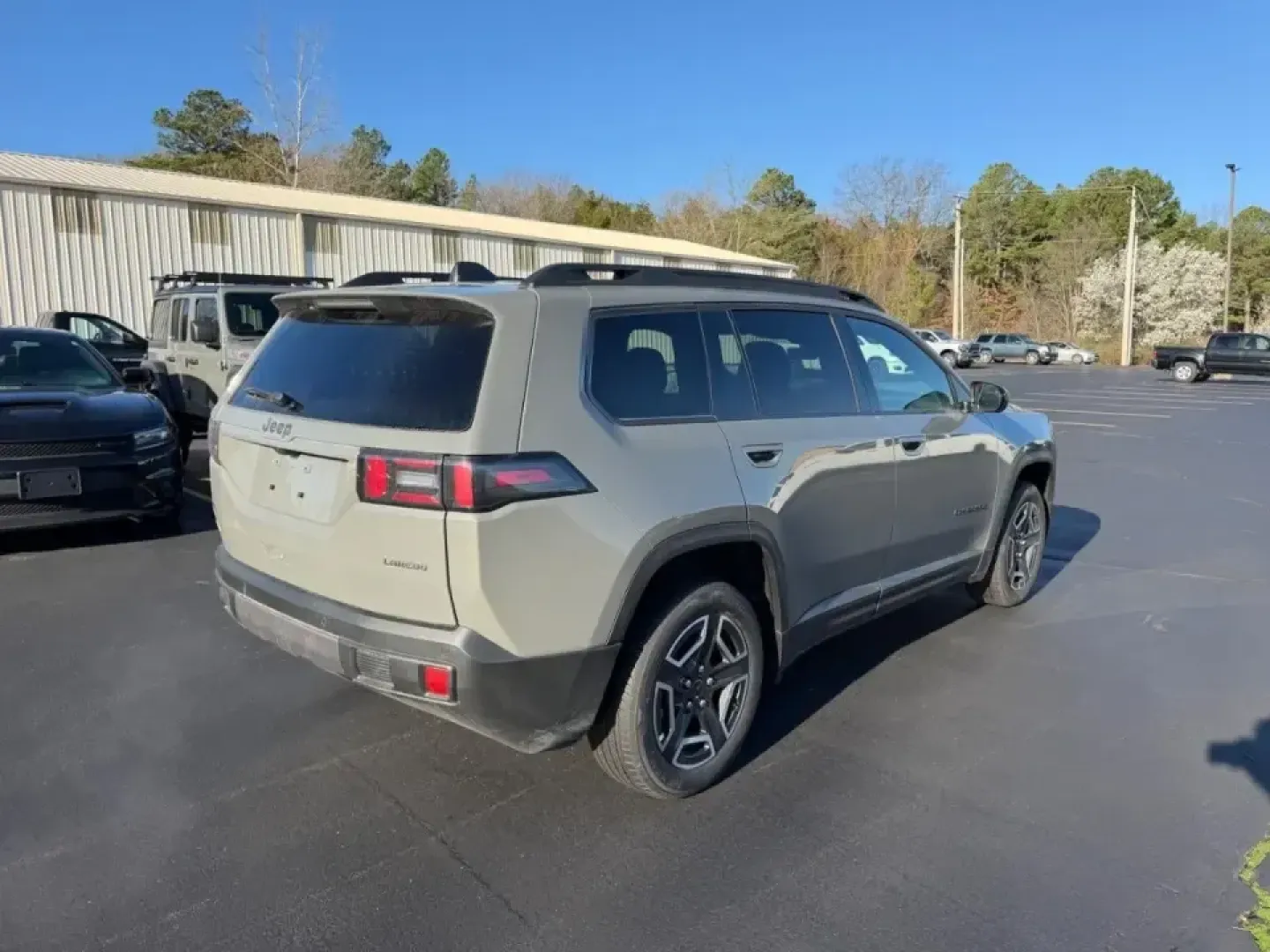 2026 /Arctic/Black Cloth Jeep Cherokee Laredo (3C4PJMB2XTT) with an 1.6L engine, located at 970 Woodlawn Dr., Farmington, MO, 63640, (573) 431-7800, 37.825642, -90.468674 - Need one vehicle that can handle the weekday commute, school drop-offs, and a spontaneous weekend escape down Highway 67 without feeling bulky or thirsty at the pump? This 2026 Jeep Cherokee Laredo Hybrid 4x4 is built for real-life Missouri driving-smooth and efficient for around-town errands in Far - Photo#2
