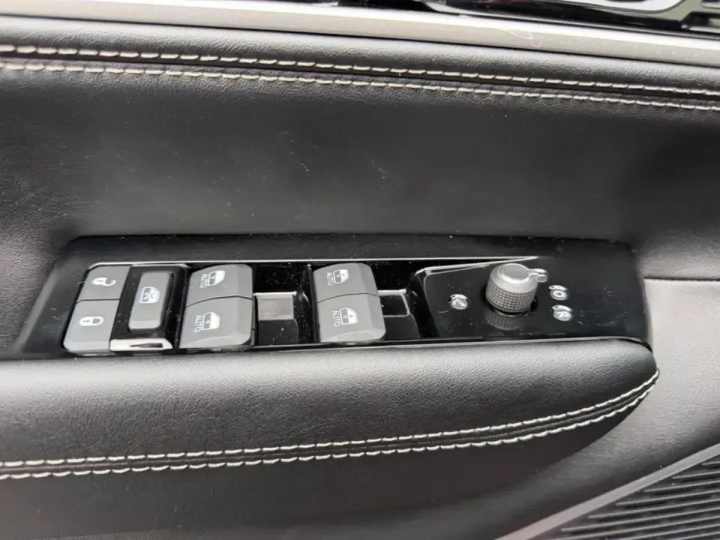 2026 /Global Black Leather Jeep Grand Wagoneer Base 4WD (1C4SJVAP5TS) with an 3.0L I6 Hurricane SO Twin Turbo ESS engine, 8A transmission, located at 970 Woodlawn Dr., Farmington, MO, 63640, (573) 431-7800, 37.825642, -90.468674 - Load up the family, the friends, and all the gear-this 2026 Jeep Grand Wagoneer Base 4WD is built for big weekends, long road trips, and everyday comfort when your schedule doesn't slow down. With just 25 miles, it delivers that nearly-new feel with the capability and presence you want for everythin - Photo#21