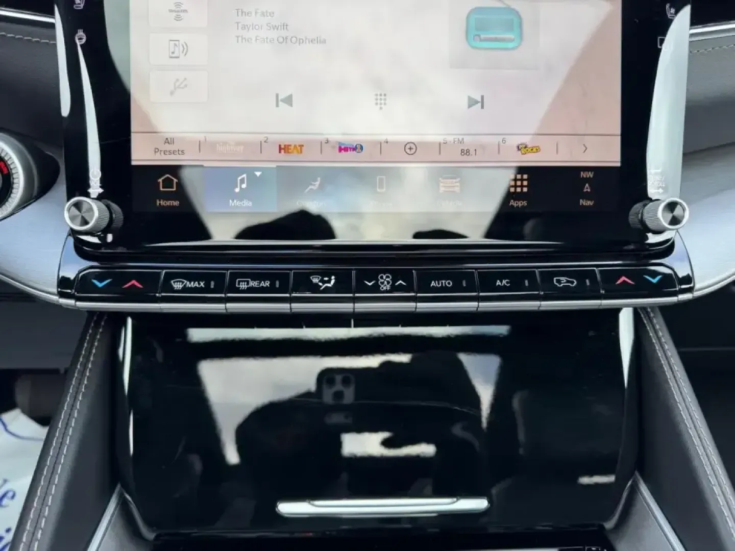 2026 /Global Black Leather Jeep Grand Wagoneer Limited Reserve (1C4SJVBP2TS) with an 3.0L I6 Hurricane SO Twin Turbo ESS engine, 8A transmission, located at 970 Woodlawn Dr., Farmington, MO, 63640, (573) 431-7800, 37.825642, -90.468674 - Big family road trips, client shuttles, or weekend escapes to the Ozarks feel effortless in a full-size luxury SUV built to do it all-and this 2026 Jeep Grand Wagoneer Series II 4WD is exactly that kind of vehicle. With just **5 miles**, it delivers that new-car freshness with the commanding presenc - Photo#18