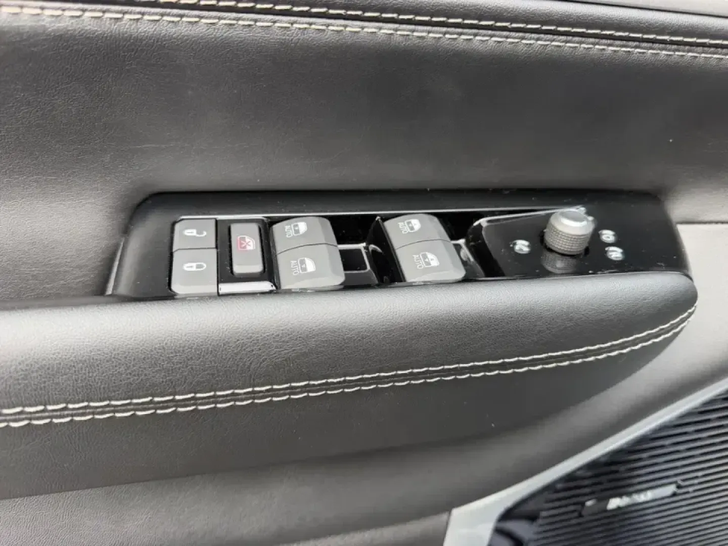 2026 /Global Black Leather Jeep Grand Wagoneer Limited Reserve (1C4SJVBP2TS) with an 3.0L I6 Hurricane SO Twin Turbo ESS engine, 8A transmission, located at 970 Woodlawn Dr., Farmington, MO, 63640, (573) 431-7800, 37.825642, -90.468674 - Big family road trips, client shuttles, or weekend escapes to the Ozarks feel effortless in a full-size luxury SUV built to do it all-and this 2026 Jeep Grand Wagoneer Series II 4WD is exactly that kind of vehicle. With just **5 miles**, it delivers that new-car freshness with the commanding presenc - Photo#21