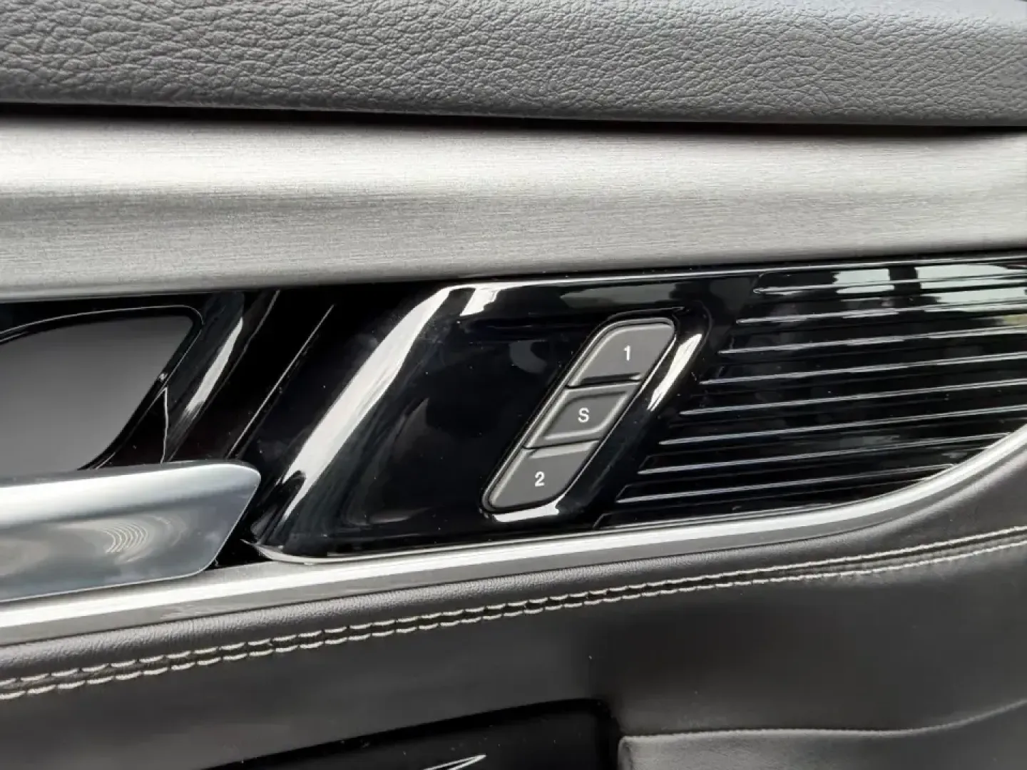 2026 /Global Black Leather Jeep Grand Wagoneer Limited Reserve (1C4SJVBP2TS) with an 3.0L I6 Hurricane SO Twin Turbo ESS engine, 8A transmission, located at 970 Woodlawn Dr., Farmington, MO, 63640, (573) 431-7800, 37.825642, -90.468674 - Big family road trips, client shuttles, or weekend escapes to the Ozarks feel effortless in a full-size luxury SUV built to do it all-and this 2026 Jeep Grand Wagoneer Series II 4WD is exactly that kind of vehicle. With just **5 miles**, it delivers that new-car freshness with the commanding presenc - Photo#22