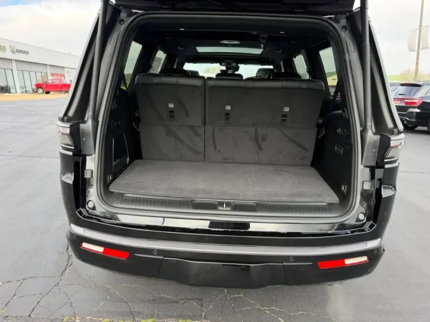 2026 /Global Black Leather Jeep Grand Wagoneer Limited Reserve (1C4SJVBP2TS) with an 3.0L I6 Hurricane SO Twin Turbo ESS engine, 8A transmission, located at 970 Woodlawn Dr., Farmington, MO, 63640, (573) 431-7800, 37.825642, -90.468674 - Big family road trips, client shuttles, or weekend escapes to the Ozarks feel effortless in a full-size luxury SUV built to do it all-and this 2026 Jeep Grand Wagoneer Series II 4WD is exactly that kind of vehicle. With just **5 miles**, it delivers that new-car freshness with the commanding presenc - Photo#4