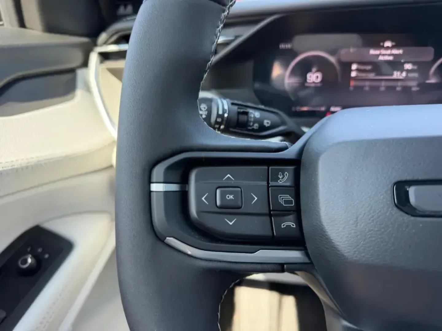 2026 /Arctic/Black Cloth Jeep Cherokee Laredo (3C4PJMB28TT) with an 1.6L engine, located at 970 Woodlawn Dr., Farmington, MO, 63640, (573) 431-7800, 37.825642, -90.468674 - Whether you're juggling school drop-offs, commuting down Highway 67, or planning a weekend escape to St. Joe State Park, a capable hybrid SUV can make everyday life smoother-and a lot more fun. This **2026 Jeep Cherokee Limited 4x4 Hybrid** in **White** is built for drivers who want modern efficienc - Photo#11