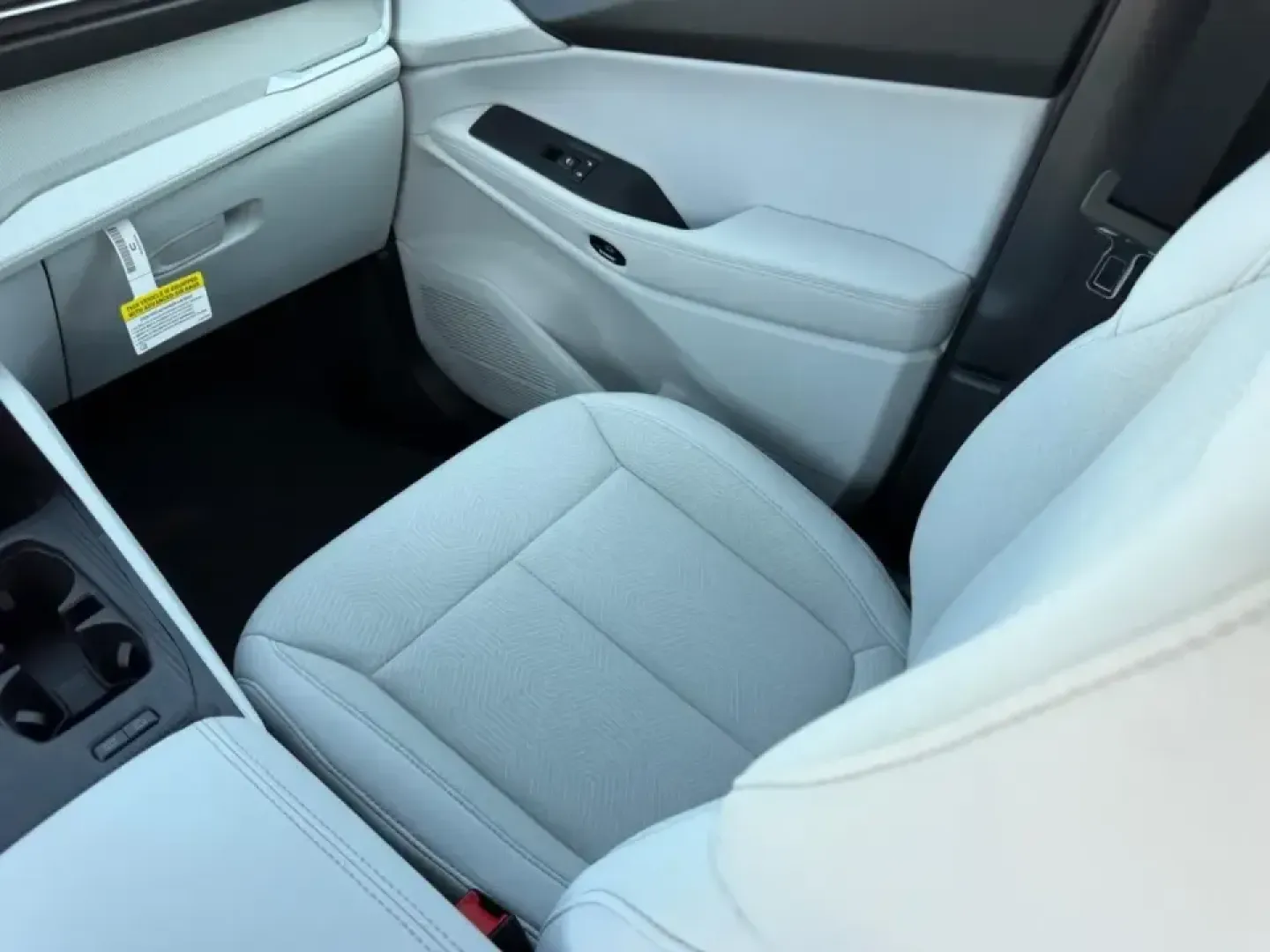 2026 /Arctic/Black Cloth Jeep Cherokee Laredo (3C4PJMB28TT) with an 1.6L engine, located at 970 Woodlawn Dr., Farmington, MO, 63640, (573) 431-7800, 37.825642, -90.468674 - Whether you're juggling school drop-offs, commuting down Highway 67, or planning a weekend escape to St. Joe State Park, a capable hybrid SUV can make everyday life smoother-and a lot more fun. This **2026 Jeep Cherokee Limited 4x4 Hybrid** in **White** is built for drivers who want modern efficienc - Photo#16