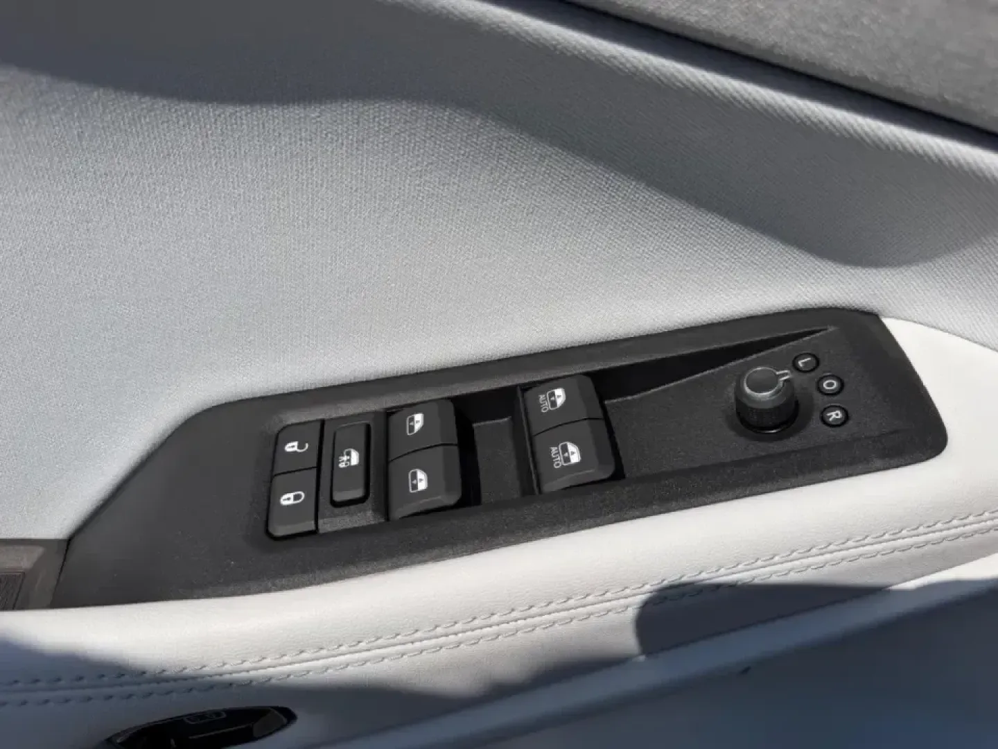 2026 /Arctic/Black Cloth Jeep Cherokee Laredo (3C4PJMB28TT) with an 1.6L engine, located at 970 Woodlawn Dr., Farmington, MO, 63640, (573) 431-7800, 37.825642, -90.468674 - Whether you're juggling school drop-offs, commuting down Highway 67, or planning a weekend escape to St. Joe State Park, a capable hybrid SUV can make everyday life smoother-and a lot more fun. This **2026 Jeep Cherokee Limited 4x4 Hybrid** in **White** is built for drivers who want modern efficienc - Photo#17