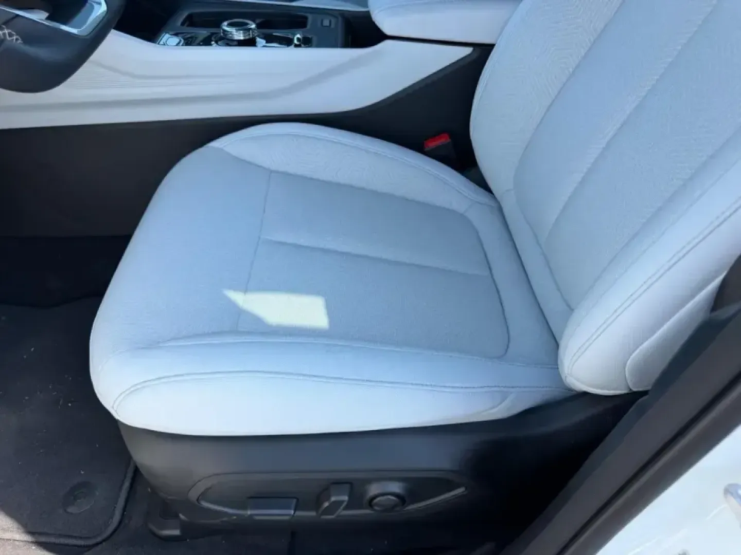 2026 /Arctic/Black Cloth Jeep Cherokee Laredo (3C4PJMB28TT) with an 1.6L engine, located at 970 Woodlawn Dr., Farmington, MO, 63640, (573) 431-7800, 37.825642, -90.468674 - Whether you're juggling school drop-offs, commuting down Highway 67, or planning a weekend escape to St. Joe State Park, a capable hybrid SUV can make everyday life smoother-and a lot more fun. This **2026 Jeep Cherokee Limited 4x4 Hybrid** in **White** is built for drivers who want modern efficienc - Photo#18