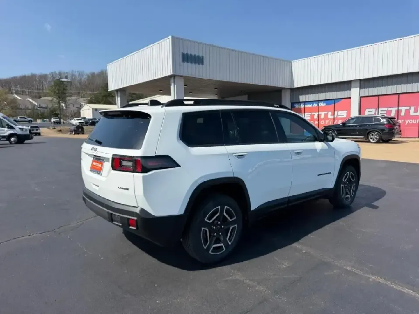 2026 /Arctic/Black Cloth Jeep Cherokee Laredo (3C4PJMB28TT) with an 1.6L engine, located at 970 Woodlawn Dr., Farmington, MO, 63640, (573) 431-7800, 37.825642, -90.468674 - Whether you're juggling school drop-offs, commuting down Highway 67, or planning a weekend escape to St. Joe State Park, a capable hybrid SUV can make everyday life smoother-and a lot more fun. This **2026 Jeep Cherokee Limited 4x4 Hybrid** in **White** is built for drivers who want modern efficienc - Photo#2