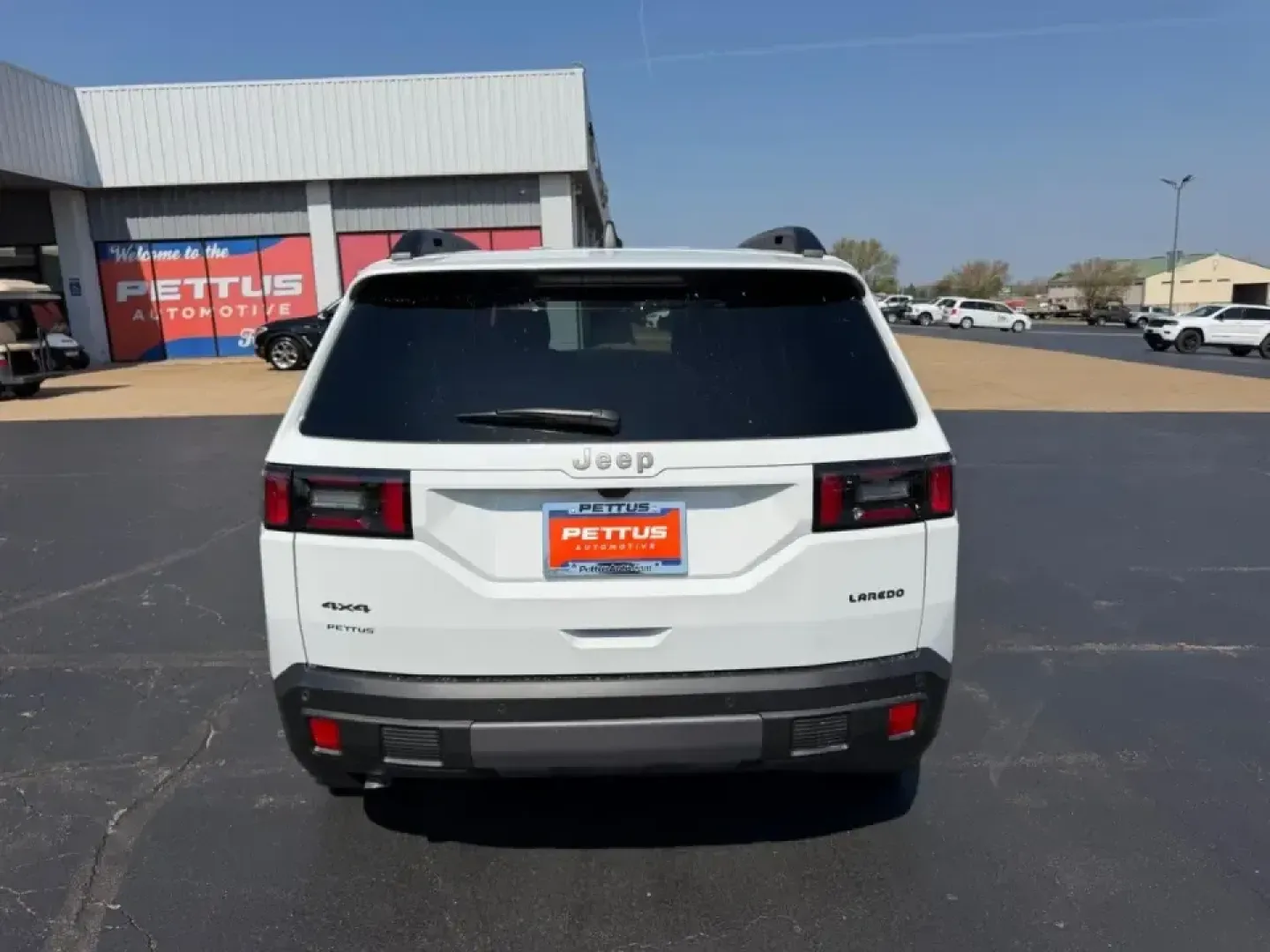 2026 /Arctic/Black Cloth Jeep Cherokee Laredo (3C4PJMB28TT) with an 1.6L engine, located at 970 Woodlawn Dr., Farmington, MO, 63640, (573) 431-7800, 37.825642, -90.468674 - Whether you're juggling school drop-offs, commuting down Highway 67, or planning a weekend escape to St. Joe State Park, a capable hybrid SUV can make everyday life smoother-and a lot more fun. This **2026 Jeep Cherokee Limited 4x4 Hybrid** in **White** is built for drivers who want modern efficienc - Photo#3