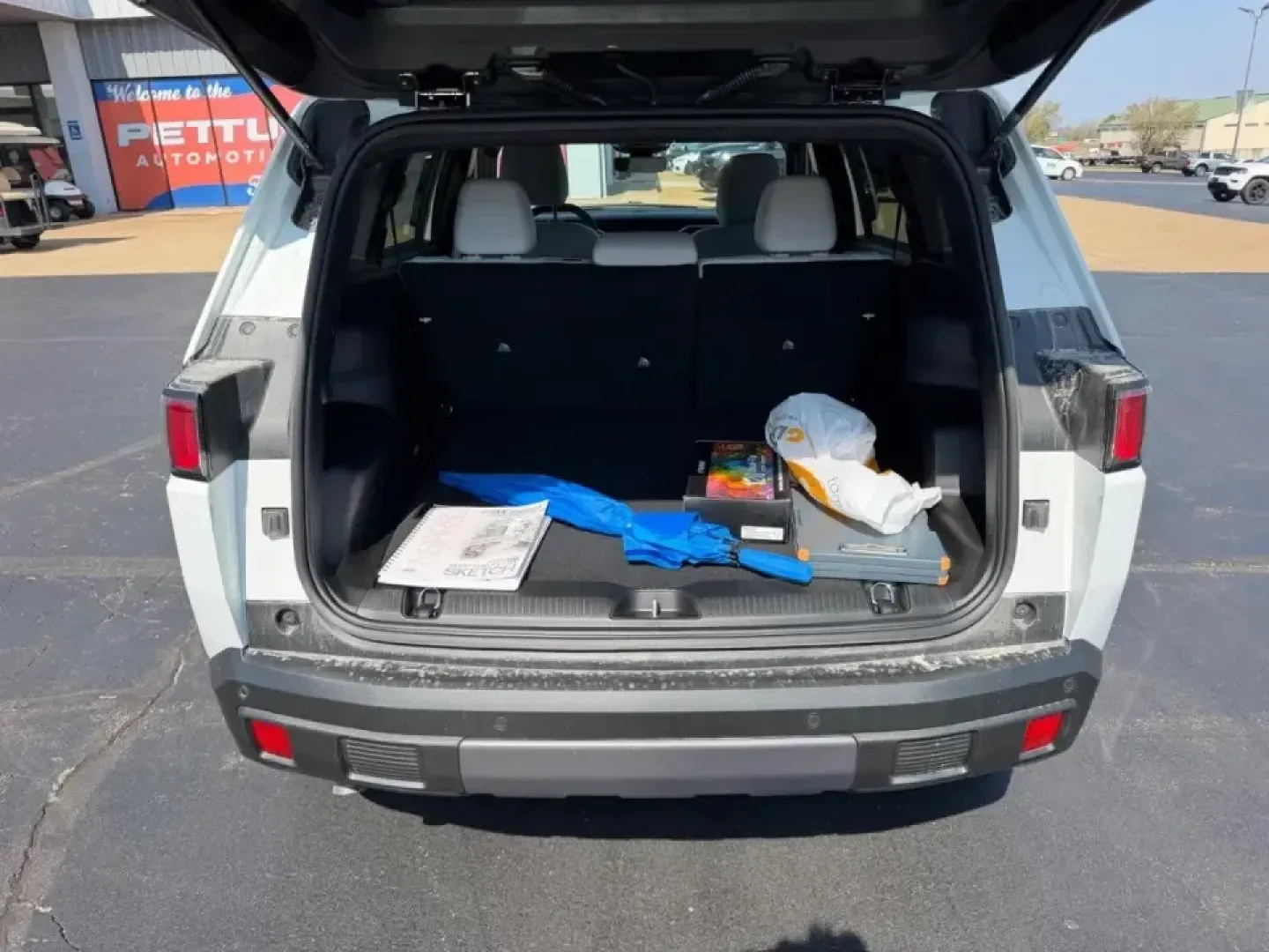 2026 /Arctic/Black Cloth Jeep Cherokee Laredo (3C4PJMB28TT) with an 1.6L engine, located at 970 Woodlawn Dr., Farmington, MO, 63640, (573) 431-7800, 37.825642, -90.468674 - Whether you're juggling school drop-offs, commuting down Highway 67, or planning a weekend escape to St. Joe State Park, a capable hybrid SUV can make everyday life smoother-and a lot more fun. This **2026 Jeep Cherokee Limited 4x4 Hybrid** in **White** is built for drivers who want modern efficienc - Photo#4