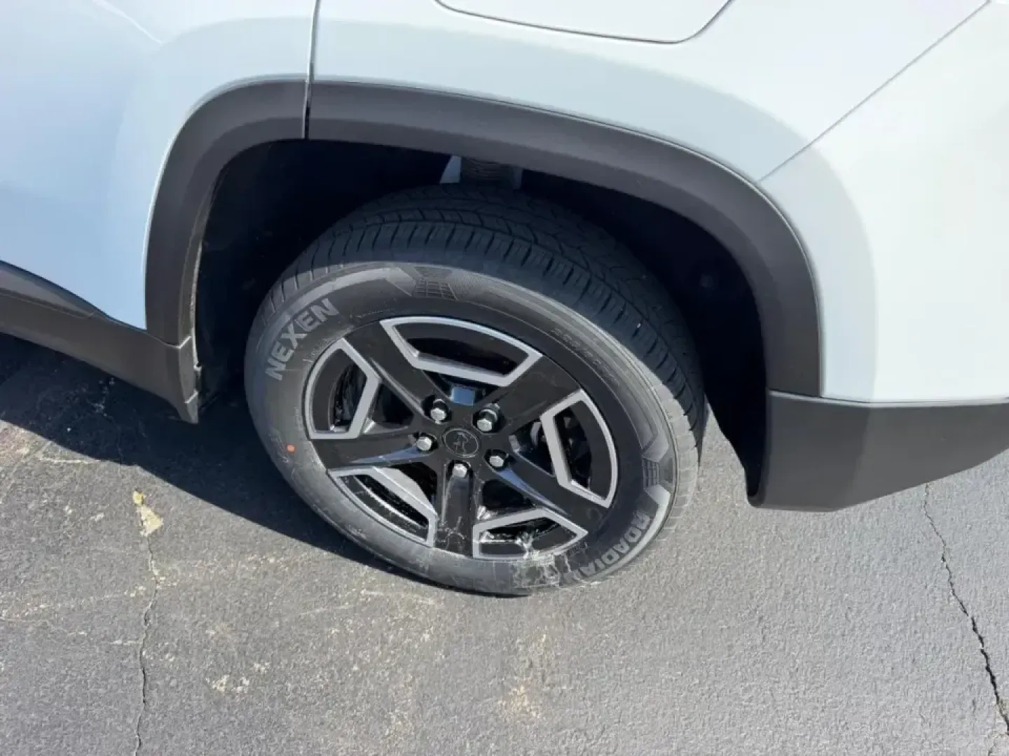 2026 /Arctic/Black Cloth Jeep Cherokee Laredo (3C4PJMB28TT) with an 1.6L engine, located at 970 Woodlawn Dr., Farmington, MO, 63640, (573) 431-7800, 37.825642, -90.468674 - Whether you're juggling school drop-offs, commuting down Highway 67, or planning a weekend escape to St. Joe State Park, a capable hybrid SUV can make everyday life smoother-and a lot more fun. This **2026 Jeep Cherokee Limited 4x4 Hybrid** in **White** is built for drivers who want modern efficienc - Photo#5