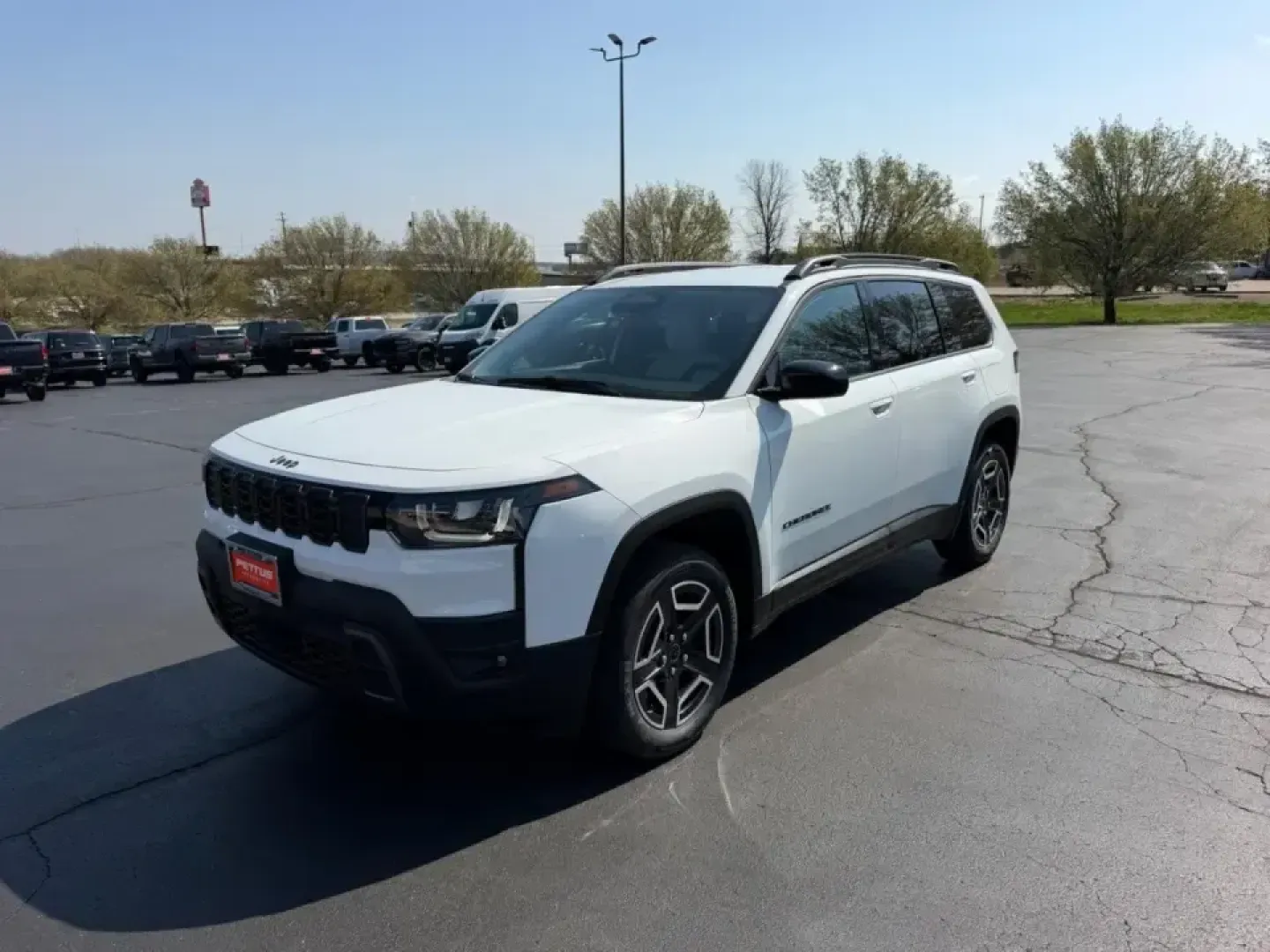 2026 /Arctic/Black Cloth Jeep Cherokee Laredo (3C4PJMB28TT) with an 1.6L engine, located at 970 Woodlawn Dr., Farmington, MO, 63640, (573) 431-7800, 37.825642, -90.468674 - Whether you're juggling school drop-offs, commuting down Highway 67, or planning a weekend escape to St. Joe State Park, a capable hybrid SUV can make everyday life smoother-and a lot more fun. This **2026 Jeep Cherokee Limited 4x4 Hybrid** in **White** is built for drivers who want modern efficienc - Photo#6