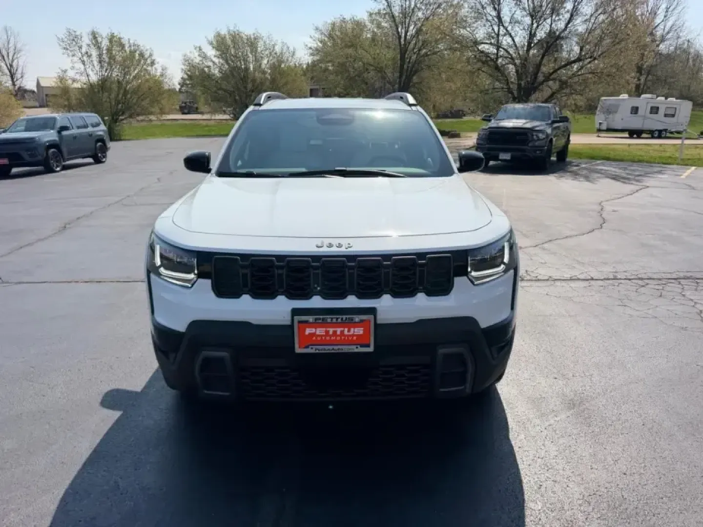 2026 /Arctic/Black Cloth Jeep Cherokee Laredo (3C4PJMB28TT) with an 1.6L engine, located at 970 Woodlawn Dr., Farmington, MO, 63640, (573) 431-7800, 37.825642, -90.468674 - Whether you're juggling school drop-offs, commuting down Highway 67, or planning a weekend escape to St. Joe State Park, a capable hybrid SUV can make everyday life smoother-and a lot more fun. This **2026 Jeep Cherokee Limited 4x4 Hybrid** in **White** is built for drivers who want modern efficienc - Photo#7