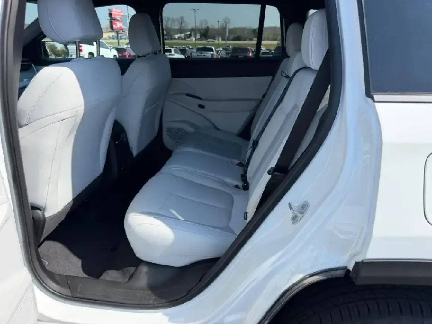 2026 /Arctic/Black Cloth Jeep Cherokee Laredo (3C4PJMB28TT) with an 1.6L engine, located at 970 Woodlawn Dr., Farmington, MO, 63640, (573) 431-7800, 37.825642, -90.468674 - Whether you're juggling school drop-offs, commuting down Highway 67, or planning a weekend escape to St. Joe State Park, a capable hybrid SUV can make everyday life smoother-and a lot more fun. This **2026 Jeep Cherokee Limited 4x4 Hybrid** in **White** is built for drivers who want modern efficienc - Photo#8