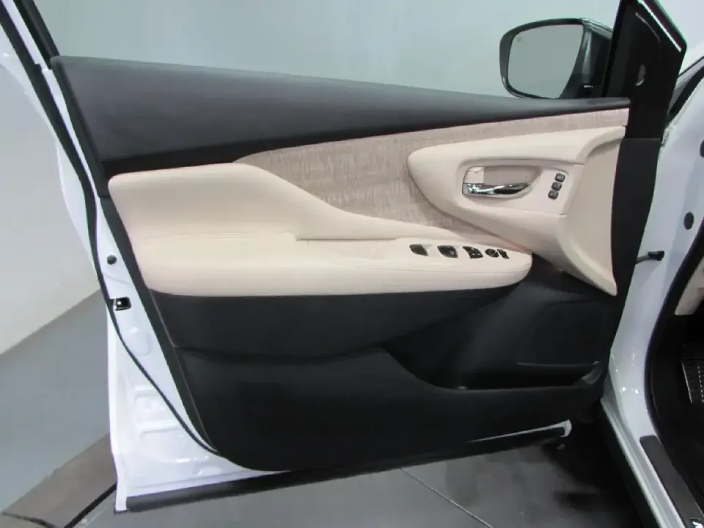 2024 /Cashmere Nissan Murano SL (5N1AZ2CS5RC) with an 3.5L V6 DOHC 24V engine, Automatic transmission, located at 12830 Highway 21, De Soto, MO, 63020, (636) 337-7777, 38.153099, -90.573624 - Make every day feel like a weekend getaway in this 2024 Nissan Murano SL AWD-an SUV that's equally at home on school drop-offs, long commutes into the metro, and spontaneous road trips through Missouri's backroads. With its confident All Wheel Drive grip and smooth, quiet ride, the Murano is a smart - Photo#11