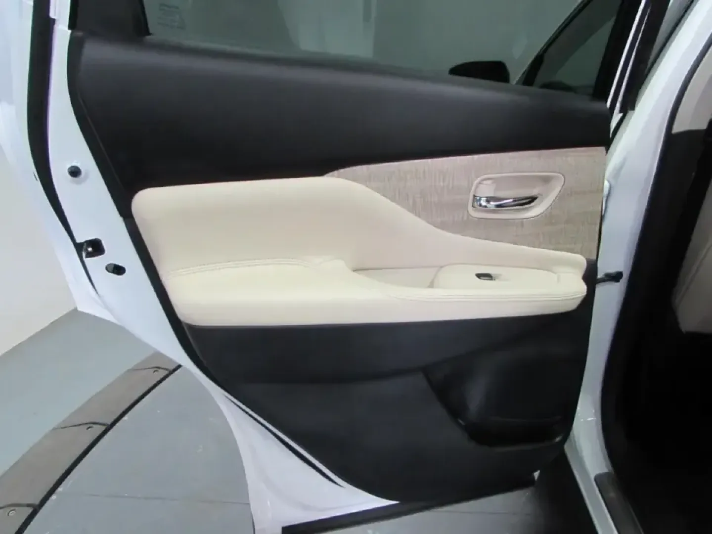 2024 /Cashmere Nissan Murano SL (5N1AZ2CS5RC) with an 3.5L V6 DOHC 24V engine, Automatic transmission, located at 12830 Highway 21, De Soto, MO, 63020, (636) 337-7777, 38.153099, -90.573624 - Make every day feel like a weekend getaway in this 2024 Nissan Murano SL AWD-an SUV that's equally at home on school drop-offs, long commutes into the metro, and spontaneous road trips through Missouri's backroads. With its confident All Wheel Drive grip and smooth, quiet ride, the Murano is a smart - Photo#13