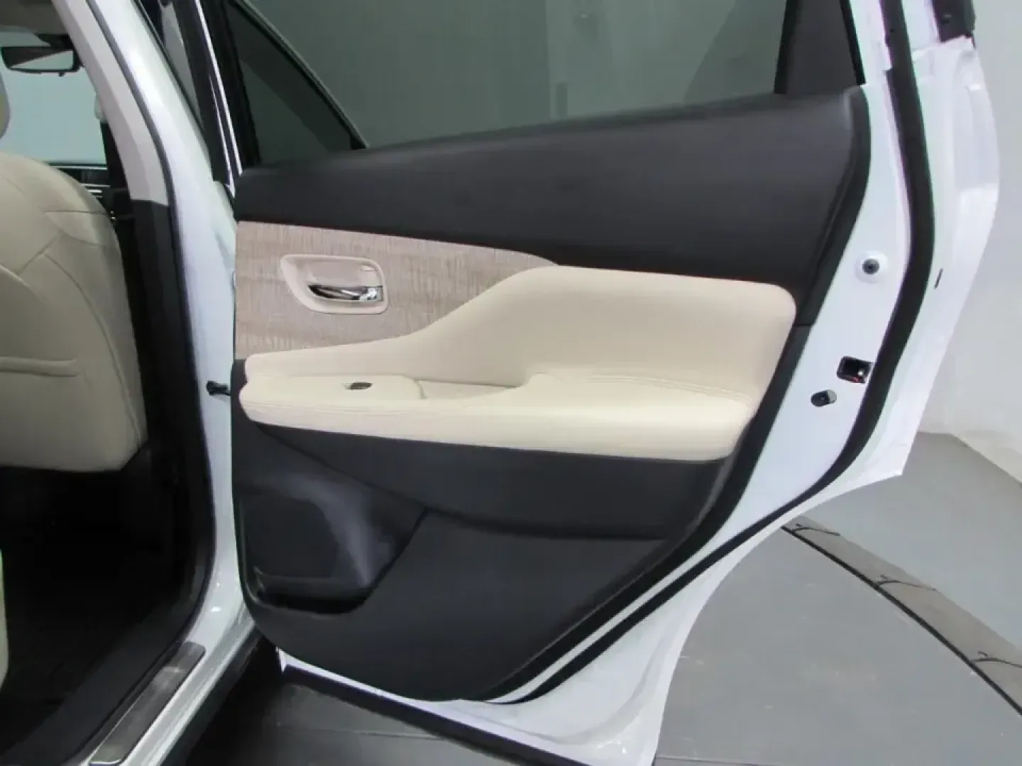 2024 /Cashmere Nissan Murano SL (5N1AZ2CS5RC) with an 3.5L V6 DOHC 24V engine, Automatic transmission, located at 12830 Highway 21, De Soto, MO, 63020, (636) 337-7777, 38.153099, -90.573624 - Make every day feel like a weekend getaway in this 2024 Nissan Murano SL AWD-an SUV that's equally at home on school drop-offs, long commutes into the metro, and spontaneous road trips through Missouri's backroads. With its confident All Wheel Drive grip and smooth, quiet ride, the Murano is a smart - Photo#17