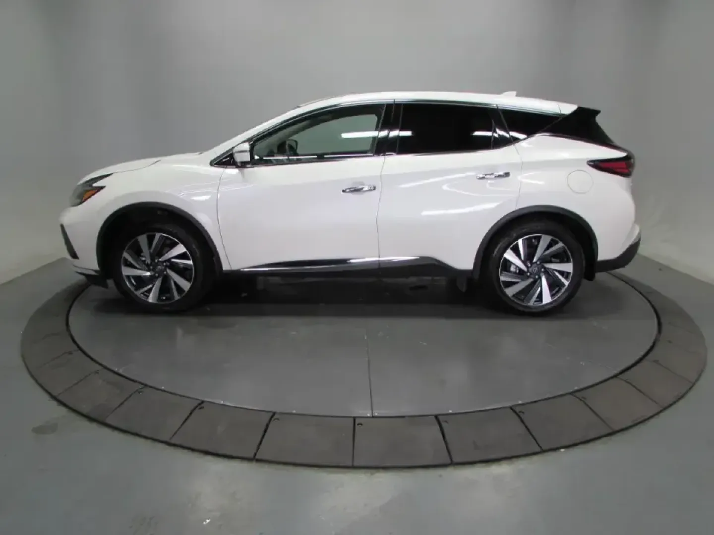 2024 /Cashmere Nissan Murano SL (5N1AZ2CS5RC) with an 3.5L V6 DOHC 24V engine, Automatic transmission, located at 12830 Highway 21, De Soto, MO, 63020, (636) 337-7777, 38.153099, -90.573624 - Make every day feel like a weekend getaway in this 2024 Nissan Murano SL AWD-an SUV that's equally at home on school drop-offs, long commutes into the metro, and spontaneous road trips through Missouri's backroads. With its confident All Wheel Drive grip and smooth, quiet ride, the Murano is a smart - Photo#3