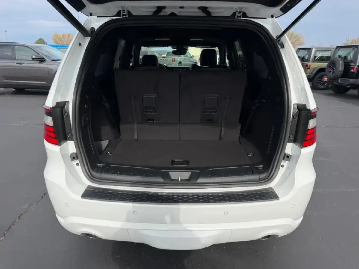 2026 /Black Leather Dodge Durango GT Plus HEMI V8 (1C4SDJCT8TC) with an 5.7L V8 HEMI MDS VVT engine, Automatic transmission, located at 970 Woodlawn Dr., Farmington, MO, 63640, (573) 431-7800, 37.825642, -90.468674 - Built for road trips to the Ozarks, busy school-week shuttles, and confident winter commutes on I-67, this 2026 Dodge Durango R/T AWD is the kind of SUV that fits real life in Farmington, Missouri-powerful when you want it, practical when you need it, and comfortable all week long. If your weekends - Photo#4