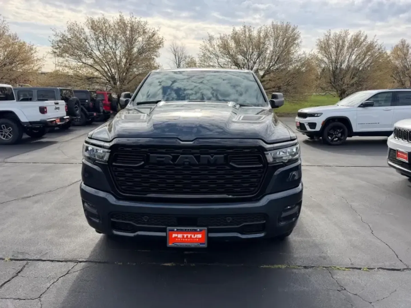 2026 /Diesel Gray/Black Cloth Ram 1500 Express (1C6SRFGT8TN) with an 5.7L engine, located at 970 Woodlawn Dr., Farmington, MO, 63640, (573) 431-7800, 37.825642, -90.468674 - Work weeks, weekend projects, and long Ozark road trips all get easier when you've got a full-size truck that's ready for real life. This **2026 Ram 1500 Tradesman** in striking **Forge Blue** is built for hauling supplies, commuting comfortably, and heading out past Farmington for fishing, camping, - Photo#7
