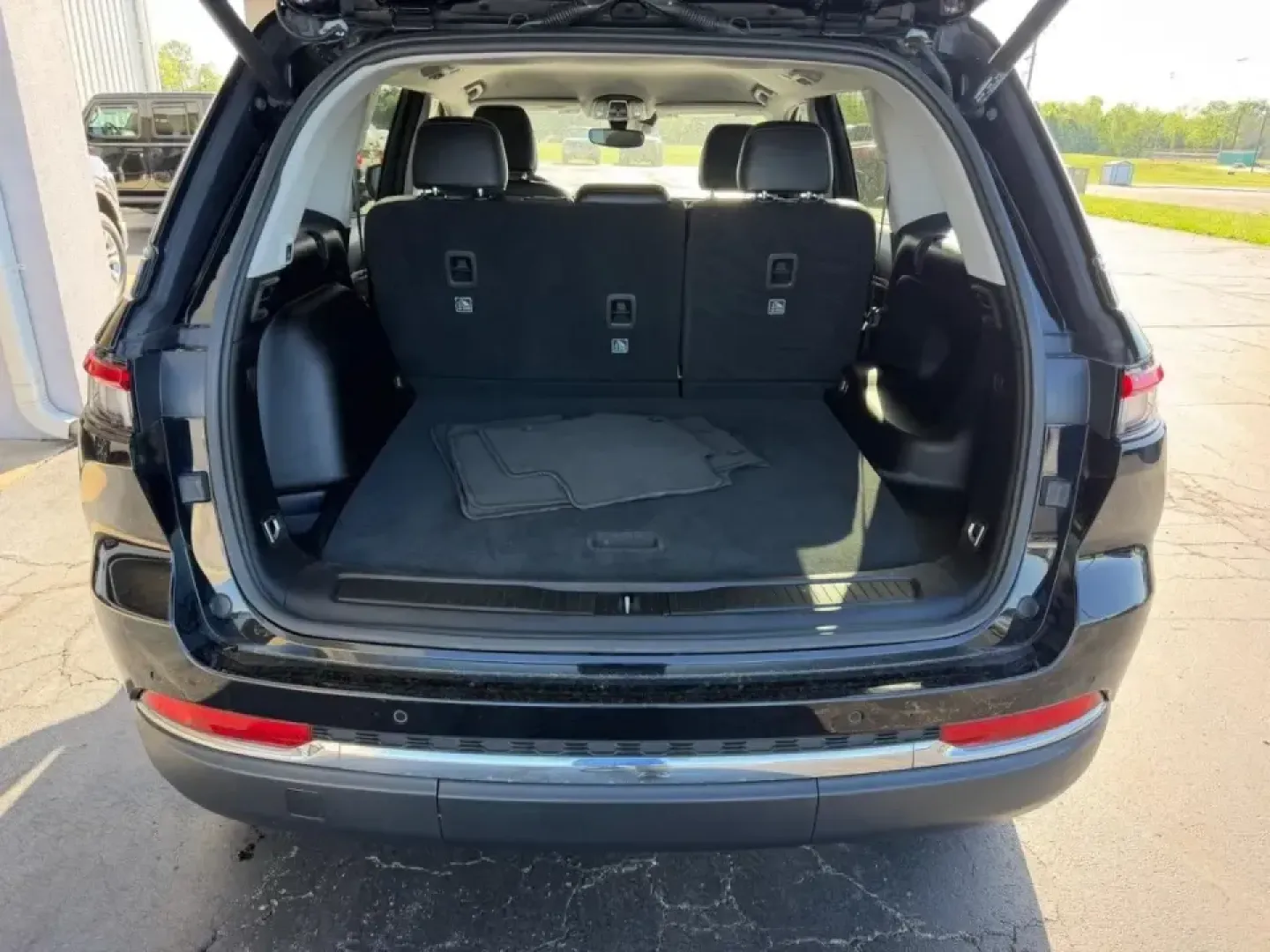 2023 /Global Black Leather Jeep Grand Cherokee Limited (1C4RJHBG8PC) with an 3.6L V6 24V VVT UPG I engine, 8A transmission, located at 141 Commercial Dr, Fredericktown, MO, 63645, (573) 783-6432, 37.570087, -90.320648 - Whether you're planning weekend lake runs, shuttling a growing family to school and sports, or stacking up highway miles for a long commute, the 2023 Jeep Grand Cherokee Limited 4WD is built for the do-it-all lifestyle. With confident four-wheel-drive capability, a comfortable SUV cabin, and modern - Photo#4