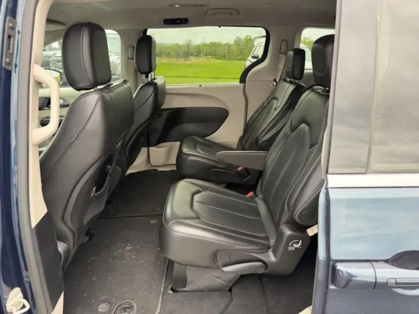 2024 /Black Leather Chrysler Pacifica Touring L (2C4RC1BG0RR) with an 3.6L V6 24V VVT UPG I engine, Automatic transmission, located at 141 Commercial Dr, Fredericktown, MO, 63645, (573) 783-6432, 37.570087, -90.320648 - Load up the kids, the snacks, and the playlist-this 2024 Chrysler Pacifica Touring L is built for real life in Southeast Missouri, whether you're doing the school run, commuting daily, or planning a weekend road trip to Johnson's Shut-Ins or the Arcadia Valley. With minivan versatility, confidence-i - Photo#10