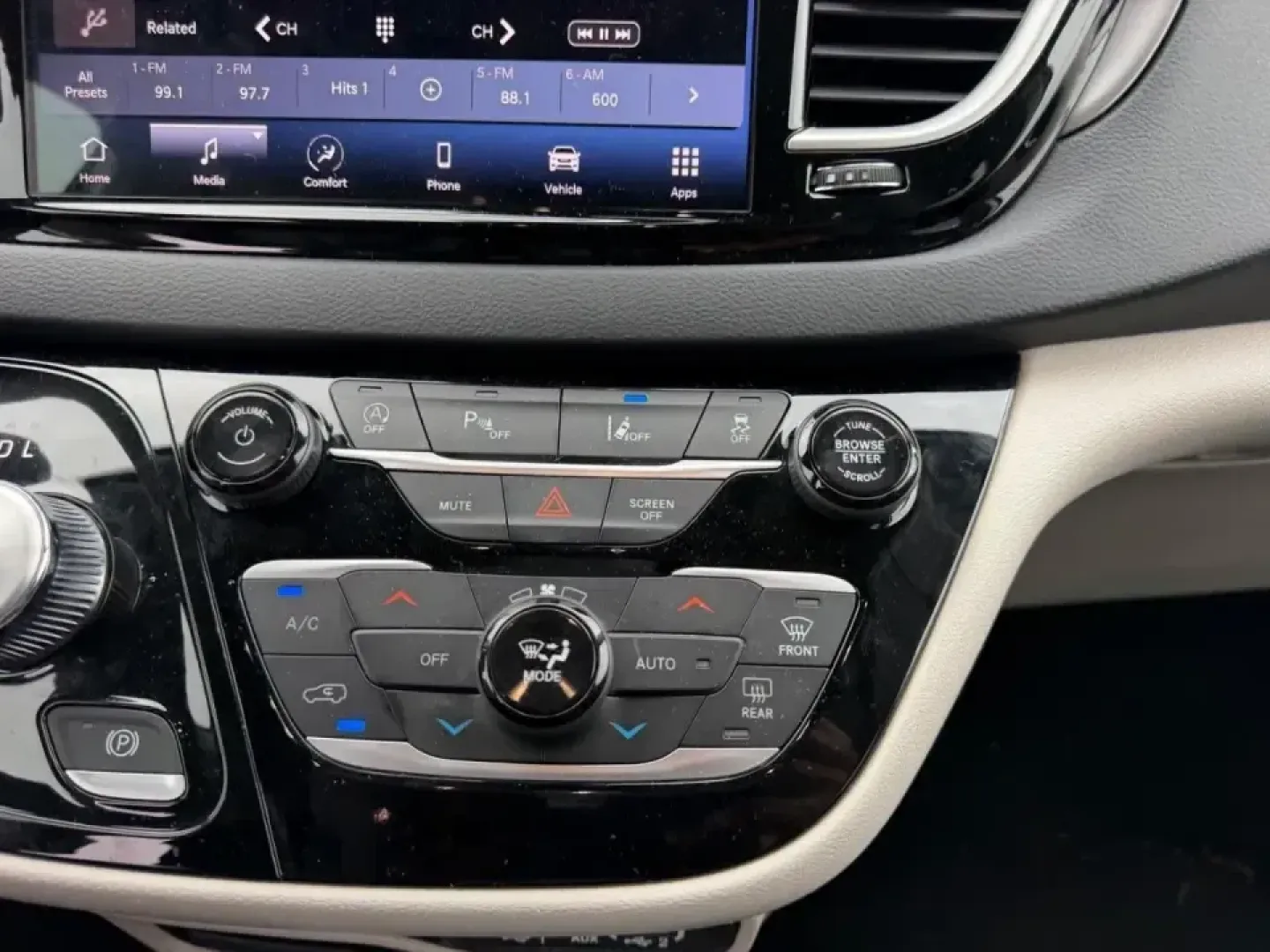 2024 /Black Leather Chrysler Pacifica Touring L (2C4RC1BG0RR) with an 3.6L V6 24V VVT UPG I engine, Automatic transmission, located at 141 Commercial Dr, Fredericktown, MO, 63645, (573) 783-6432, 37.570087, -90.320648 - Load up the kids, the snacks, and the playlist-this 2024 Chrysler Pacifica Touring L is built for real life in Southeast Missouri, whether you're doing the school run, commuting daily, or planning a weekend road trip to Johnson's Shut-Ins or the Arcadia Valley. With minivan versatility, confidence-i - Photo#17