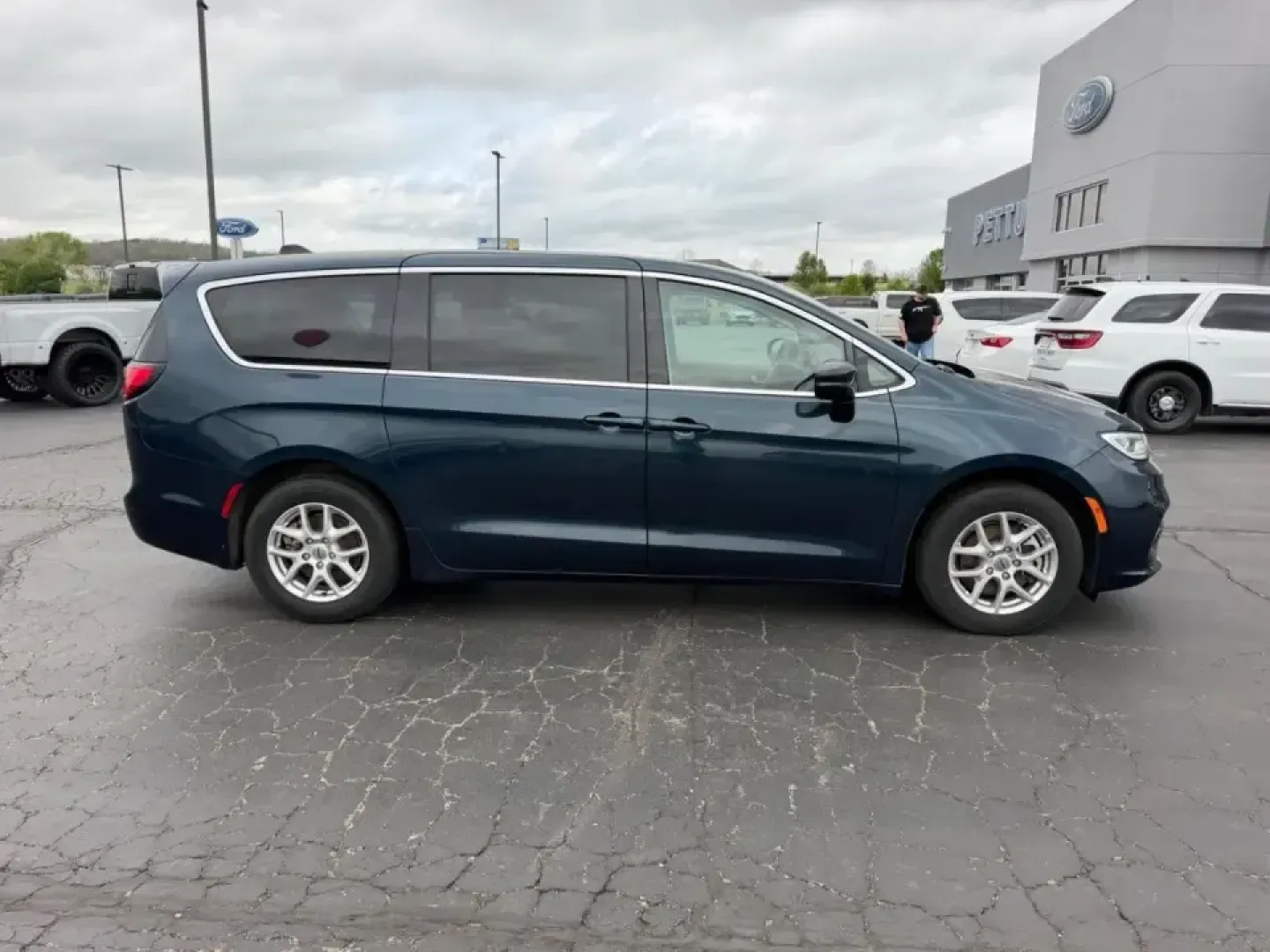 2024 /Black Leather Chrysler Pacifica Touring L (2C4RC1BG0RR) with an 3.6L V6 24V VVT UPG I engine, Automatic transmission, located at 141 Commercial Dr, Fredericktown, MO, 63645, (573) 783-6432, 37.570087, -90.320648 - Load up the kids, the snacks, and the playlist-this 2024 Chrysler Pacifica Touring L is built for real life in Southeast Missouri, whether you're doing the school run, commuting daily, or planning a weekend road trip to Johnson's Shut-Ins or the Arcadia Valley. With minivan versatility, confidence-i - Photo#1