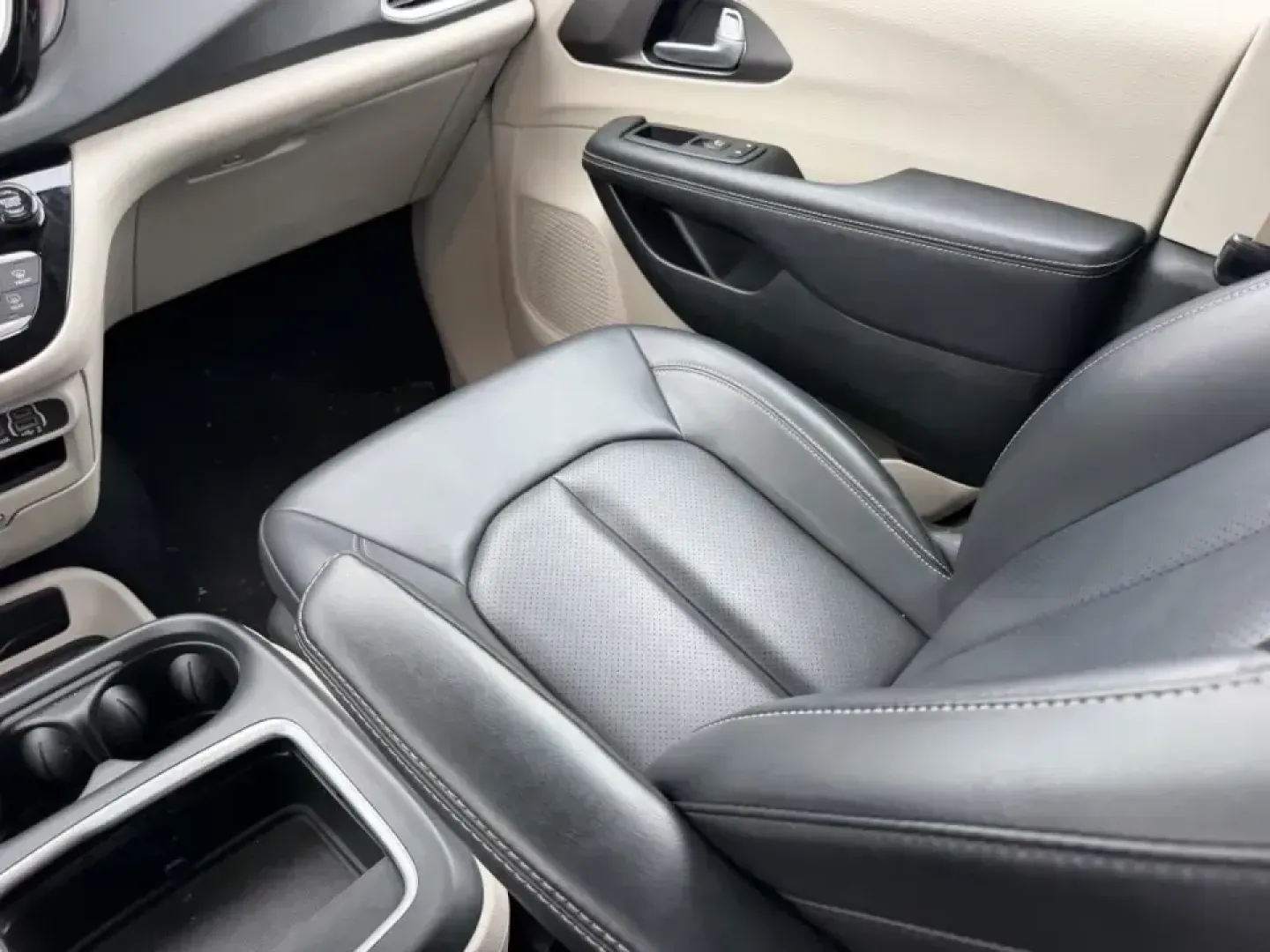 2024 /Black Leather Chrysler Pacifica Touring L (2C4RC1BG0RR) with an 3.6L V6 24V VVT UPG I engine, Automatic transmission, located at 141 Commercial Dr, Fredericktown, MO, 63645, (573) 783-6432, 37.570087, -90.320648 - Load up the kids, the snacks, and the playlist-this 2024 Chrysler Pacifica Touring L is built for real life in Southeast Missouri, whether you're doing the school run, commuting daily, or planning a weekend road trip to Johnson's Shut-Ins or the Arcadia Valley. With minivan versatility, confidence-i - Photo#19