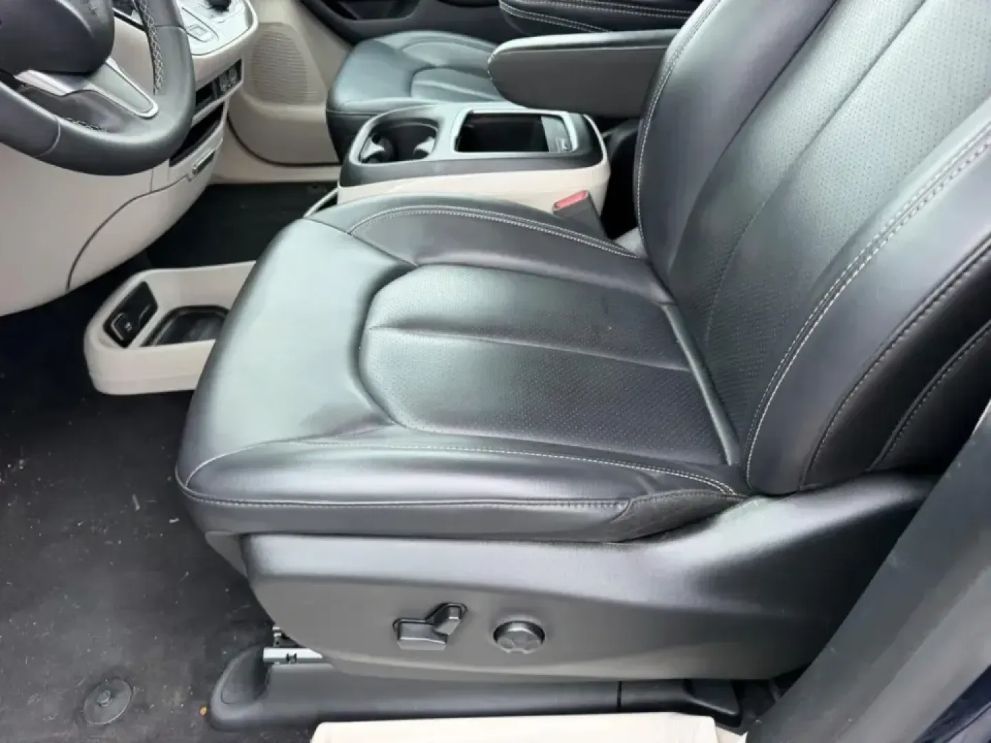 2024 /Black Leather Chrysler Pacifica Touring L (2C4RC1BG0RR) with an 3.6L V6 24V VVT UPG I engine, Automatic transmission, located at 141 Commercial Dr, Fredericktown, MO, 63645, (573) 783-6432, 37.570087, -90.320648 - Load up the kids, the snacks, and the playlist-this 2024 Chrysler Pacifica Touring L is built for real life in Southeast Missouri, whether you're doing the school run, commuting daily, or planning a weekend road trip to Johnson's Shut-Ins or the Arcadia Valley. With minivan versatility, confidence-i - Photo#22