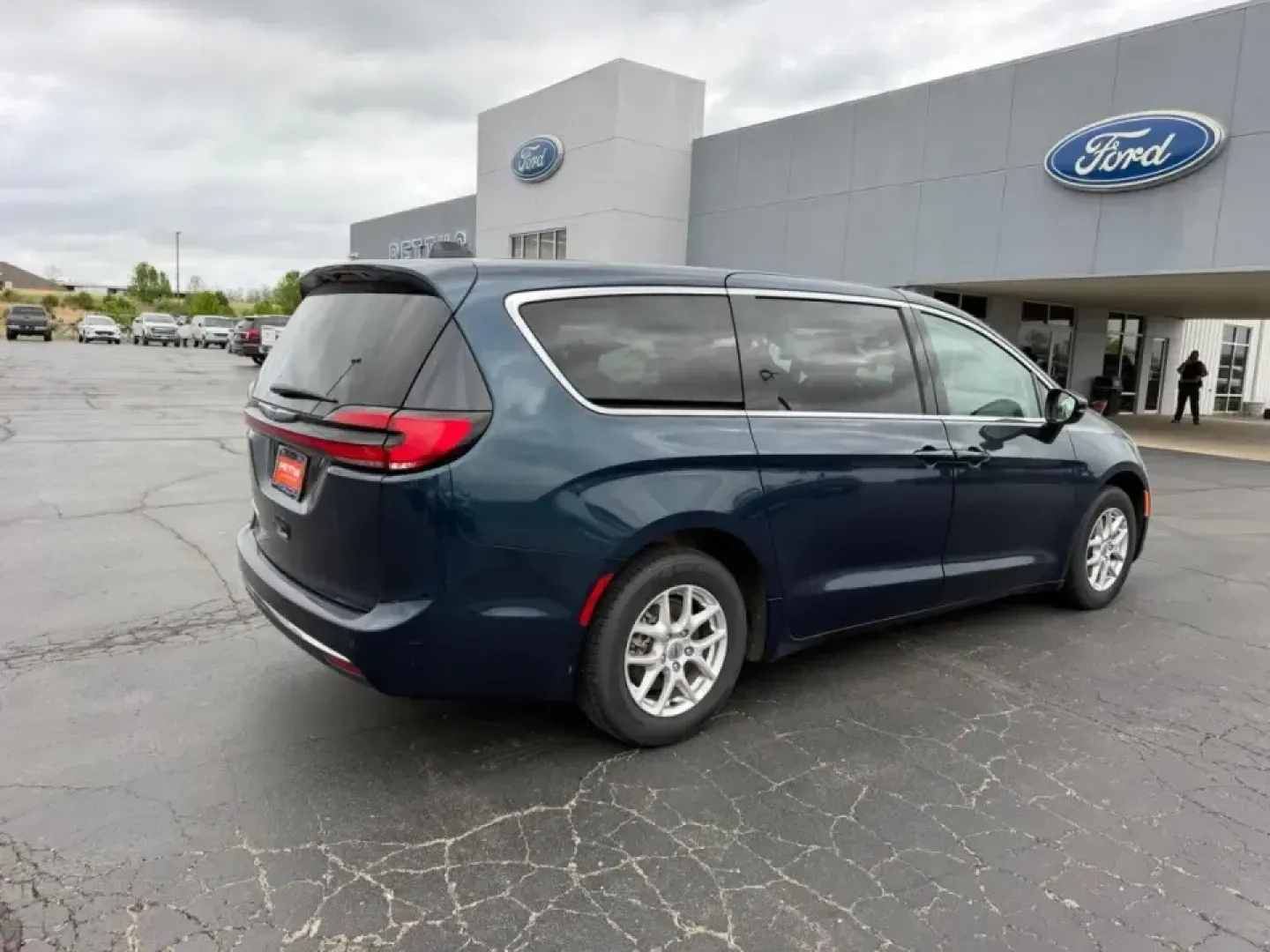 2024 /Black Leather Chrysler Pacifica Touring L (2C4RC1BG0RR) with an 3.6L V6 24V VVT UPG I engine, Automatic transmission, located at 141 Commercial Dr, Fredericktown, MO, 63645, (573) 783-6432, 37.570087, -90.320648 - Load up the kids, the snacks, and the playlist-this 2024 Chrysler Pacifica Touring L is built for real life in Southeast Missouri, whether you're doing the school run, commuting daily, or planning a weekend road trip to Johnson's Shut-Ins or the Arcadia Valley. With minivan versatility, confidence-i - Photo#2