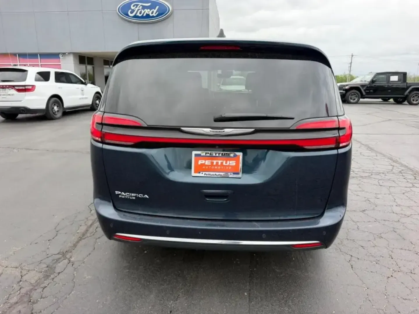 2024 /Black Leather Chrysler Pacifica Touring L (2C4RC1BG0RR) with an 3.6L V6 24V VVT UPG I engine, Automatic transmission, located at 141 Commercial Dr, Fredericktown, MO, 63645, (573) 783-6432, 37.570087, -90.320648 - Load up the kids, the snacks, and the playlist-this 2024 Chrysler Pacifica Touring L is built for real life in Southeast Missouri, whether you're doing the school run, commuting daily, or planning a weekend road trip to Johnson's Shut-Ins or the Arcadia Valley. With minivan versatility, confidence-i - Photo#3