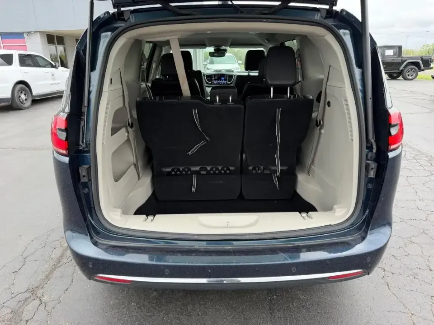 2024 /Black Leather Chrysler Pacifica Touring L (2C4RC1BG0RR) with an 3.6L V6 24V VVT UPG I engine, Automatic transmission, located at 141 Commercial Dr, Fredericktown, MO, 63645, (573) 783-6432, 37.570087, -90.320648 - Load up the kids, the snacks, and the playlist-this 2024 Chrysler Pacifica Touring L is built for real life in Southeast Missouri, whether you're doing the school run, commuting daily, or planning a weekend road trip to Johnson's Shut-Ins or the Arcadia Valley. With minivan versatility, confidence-i - Photo#4