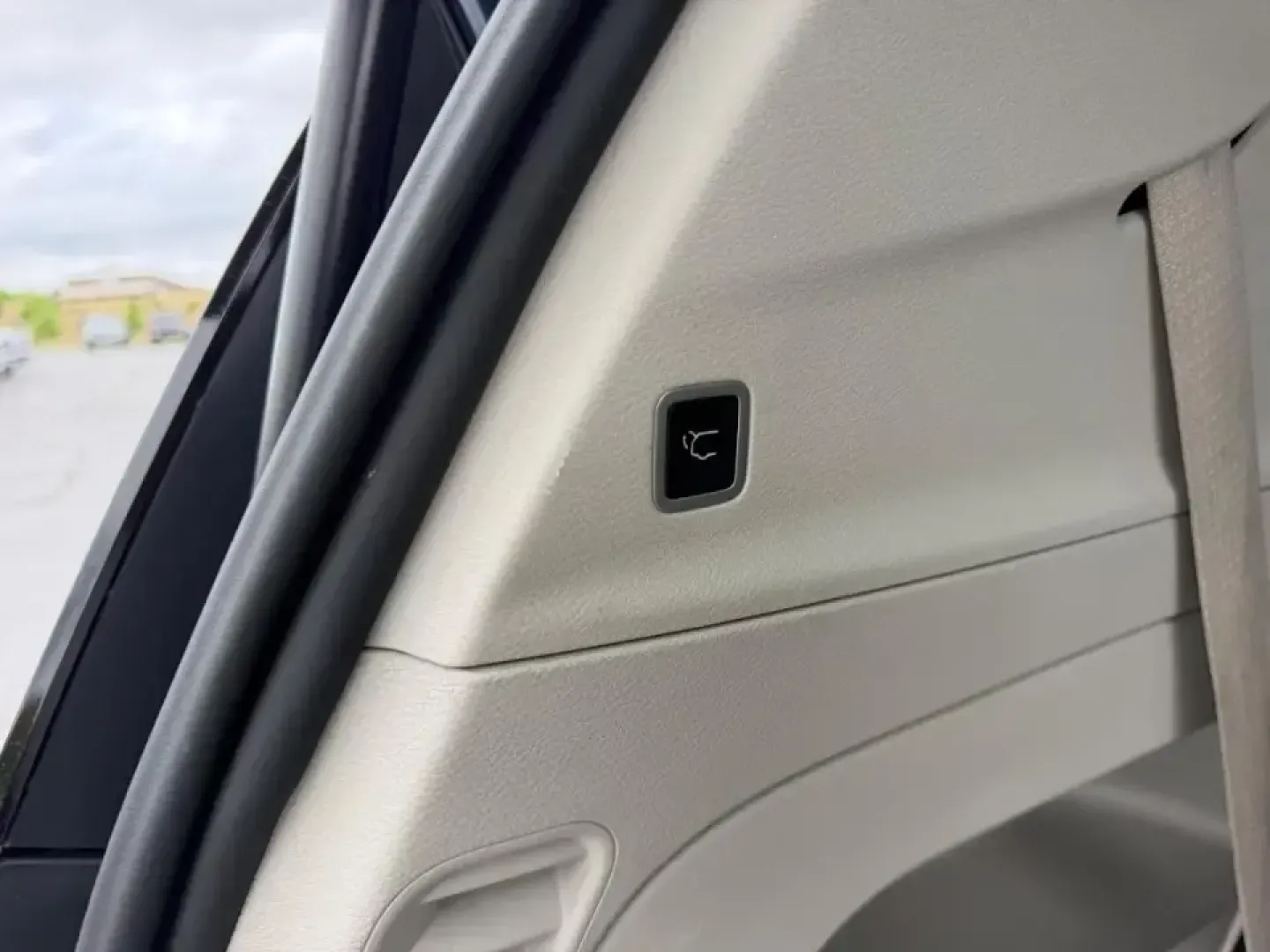 2024 /Black Leather Chrysler Pacifica Touring L (2C4RC1BG0RR) with an 3.6L V6 24V VVT UPG I engine, Automatic transmission, located at 141 Commercial Dr, Fredericktown, MO, 63645, (573) 783-6432, 37.570087, -90.320648 - Load up the kids, the snacks, and the playlist-this 2024 Chrysler Pacifica Touring L is built for real life in Southeast Missouri, whether you're doing the school run, commuting daily, or planning a weekend road trip to Johnson's Shut-Ins or the Arcadia Valley. With minivan versatility, confidence-i - Photo#5