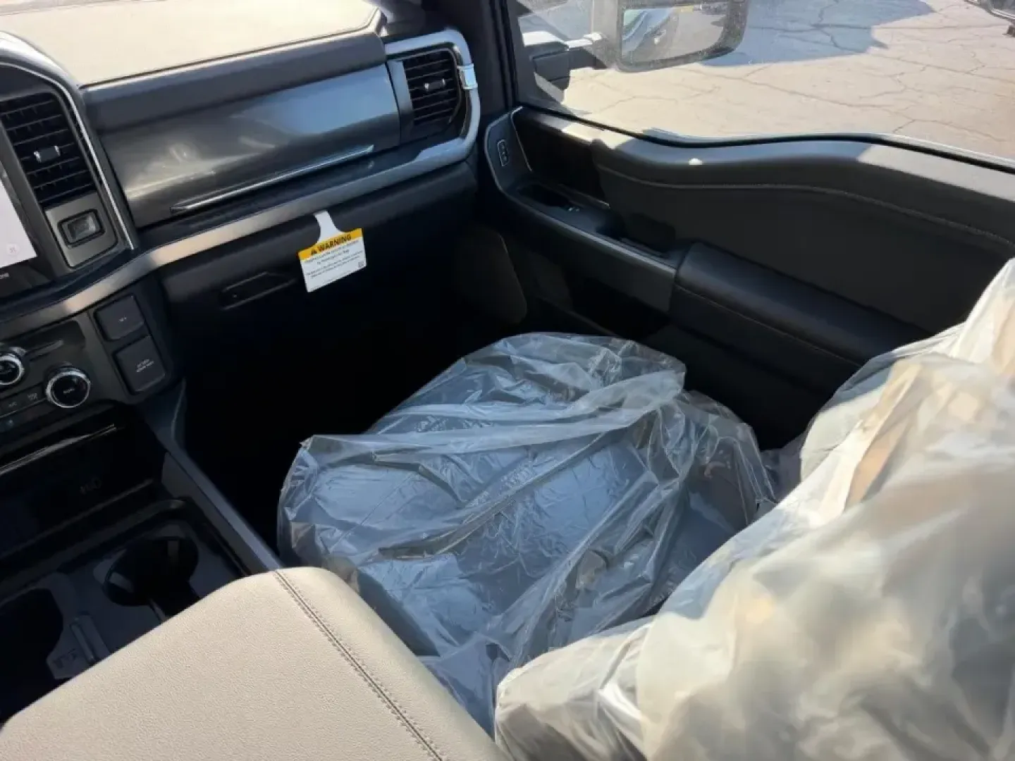 2026 /Black Onyx Leather Ford F-250SD Lariat (1FT8W2BT0TE) with an 6.7L engine, 6A transmission, located at 141 Commercial Dr, Fredericktown, MO, 63645, (573) 783-6432, 37.570087, -90.320648 - Built for big workdays and bigger weekends, this **2026 Ford Super Duty F-250 SRW King Ranch Crew Cab 4WD** is the kind of truck that fits real Missouri life-towing a trailer out toward the countryside, hauling supplies for a jobsite, or packing up the family for a long road trip with confidence. Wi - Photo#15