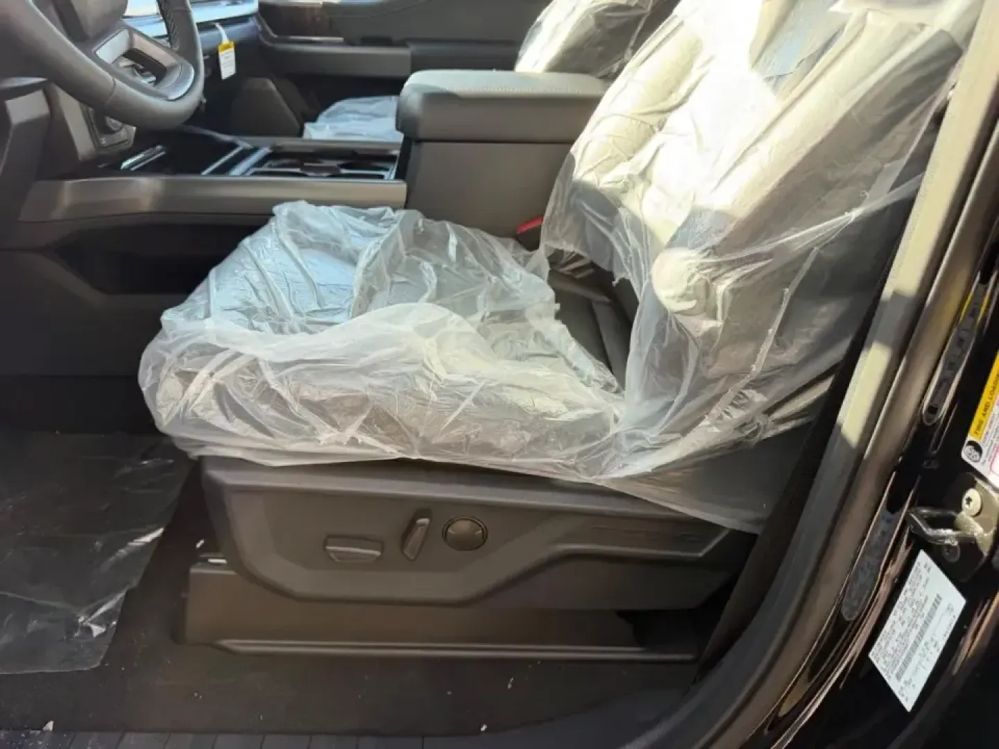 2026 /Black Onyx Leather Ford F-250SD Lariat (1FT8W2BT0TE) with an 6.7L engine, 6A transmission, located at 141 Commercial Dr, Fredericktown, MO, 63645, (573) 783-6432, 37.570087, -90.320648 - Built for big workdays and bigger weekends, this **2026 Ford Super Duty F-250 SRW King Ranch Crew Cab 4WD** is the kind of truck that fits real Missouri life-towing a trailer out toward the countryside, hauling supplies for a jobsite, or packing up the family for a long road trip with confidence. Wi - Photo#18