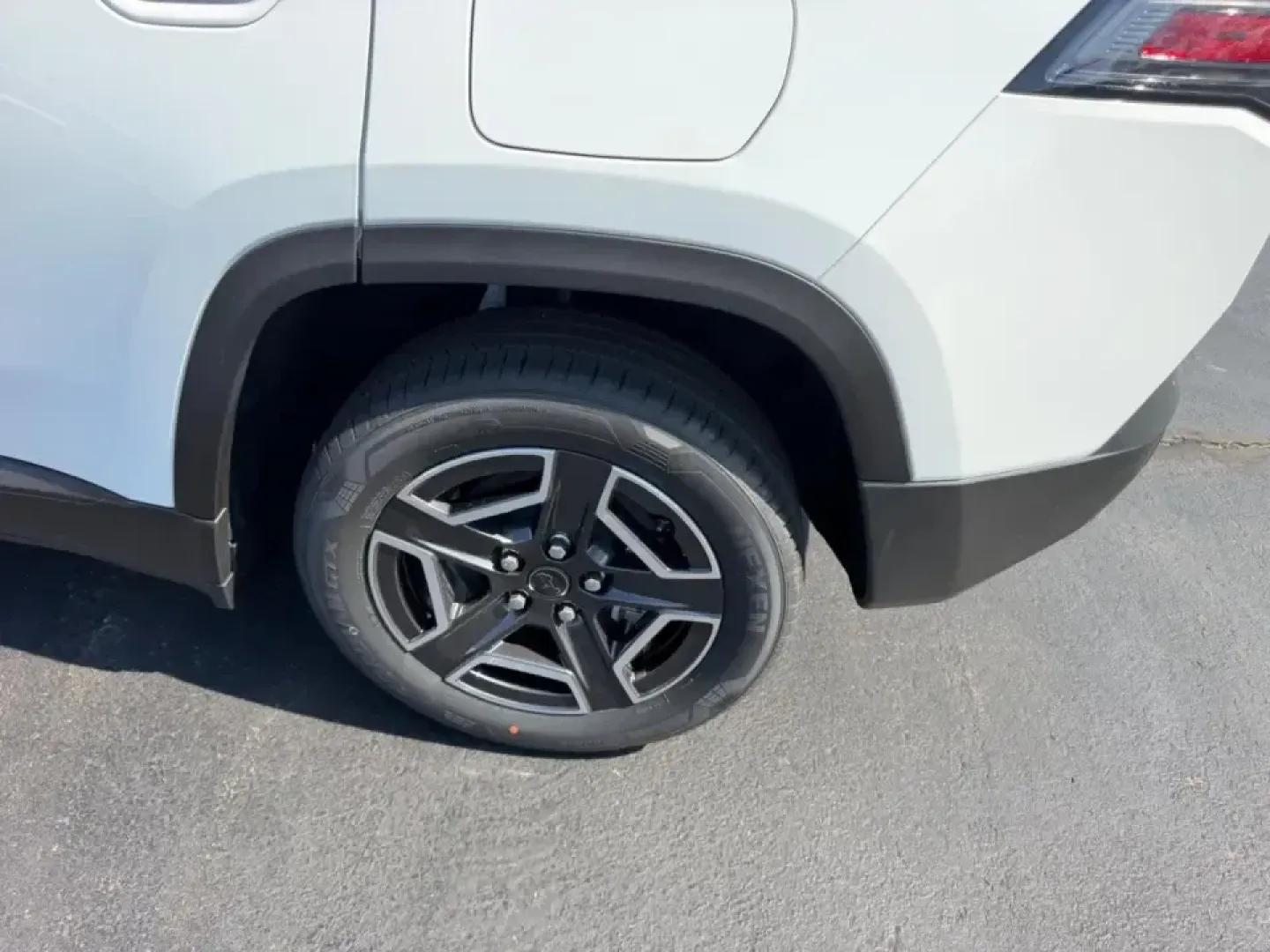 2026 /Global Black Cloth Jeep Cherokee Laredo (3C4PJMB20TT) with an 1.6L engine, located at 970 Woodlawn Dr., Farmington, MO, 63640, (573) 431-7800, 37.825642, -90.468674 - Picture your next weekend: you load up the family, point the hood toward Johnson's Shut-Ins, and cruise out of Farmington with the confidence to take on changing weather, gravel pull-offs, and long stretches of highway-without giving up comfort or efficiency. If that sounds like your kind of lifesty - Photo#5