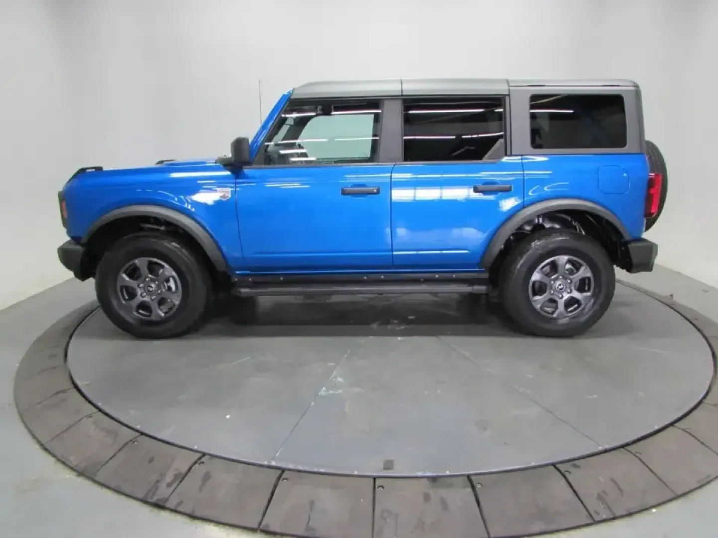 2023 /Dark Gray W/Black Onyx Ford Bronco Big Bend (1FMEE5BP5PL) with an 2.7L V6 DOHC 24V engine, 7M transmission, located at 12836 Highway 21, De Soto, MO, 63020, (636) 337-7777, 38.151867, -90.575615 - Weekend trails, lake days, and road trips down Hwy 21 feel better when your SUV is built to handle the plan-and the unexpected. This **2023 Ford Bronco Base 4-Door** in bold **Blue** is the kind of adventure-ready rig that fits real life in and around **De Soto, Missouri**: confident in bad weather, - Photo#3