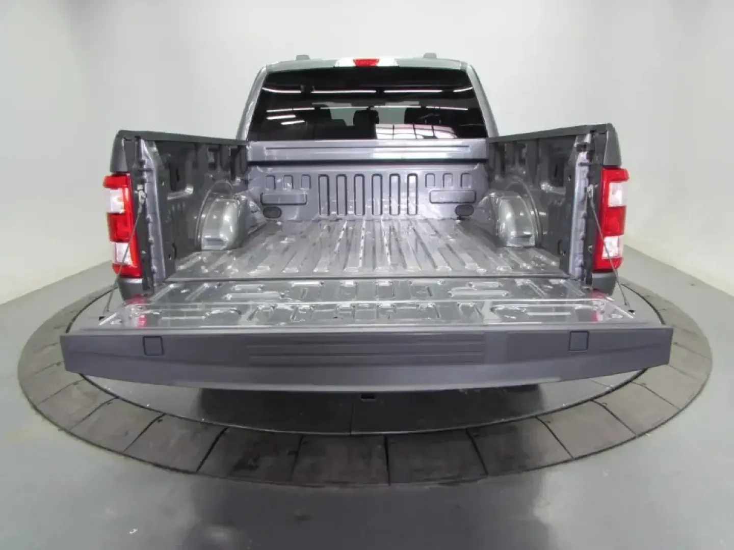 2023 /Black Ford F-150 XL (1FTEW1EP9PF) with an 2.7L V6 DOHC 24V engine, 6A transmission, located at 12836 Highway 21, De Soto, MO, 63020, (636) 337-7777, 38.151867, -90.575615 - Whether your week is built around job sites, long commutes up and down MO-21, or loading up for a weekend at Washington State Park, this 2023 Ford F-150 XLT SuperCrew 4WD is the kind of truck that fits real life in De Soto. With a roomy crew cab for coworkers or family, a 6.5-foot bed for gear and p - Photo#10