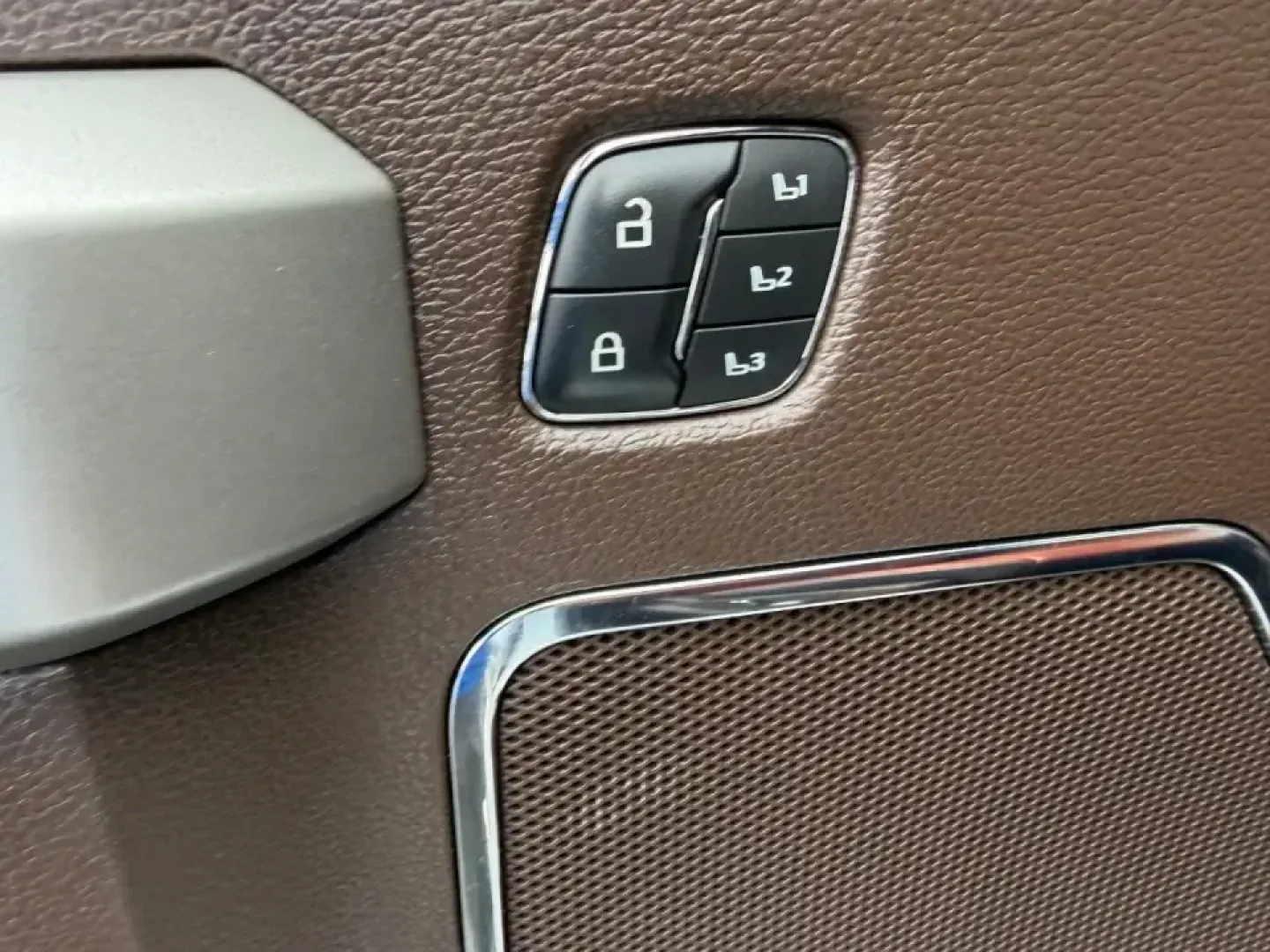 2022 /Java Leather Ford F-350SD King Ranch (1FT8W3BN3NE) with an 7.3L engine, Automatic transmission, located at 970 Woodlawn Dr., Farmington, MO, 63640, (573) 431-7800, 37.825642, -90.468674 - If your weekends revolve around hauling, towing, and getting out of town with confidence-whether that's pulling a camper to St. Joe State Park, running equipment down Highway 67, or tackling job sites around the Farmington area-this 2022 Ford F-350 Super Duty King Ranch is the kind of truck that fit - Photo#17