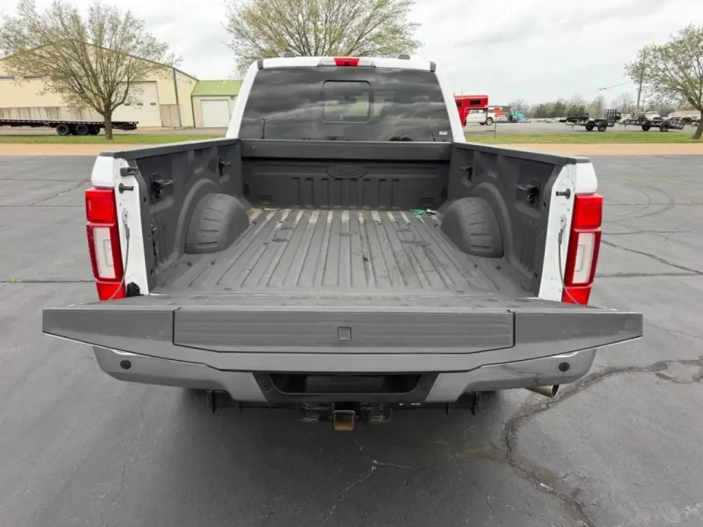 2022 /Java Leather Ford F-350SD King Ranch (1FT8W3BN3NE) with an 7.3L engine, Automatic transmission, located at 970 Woodlawn Dr., Farmington, MO, 63640, (573) 431-7800, 37.825642, -90.468674 - If your weekends revolve around hauling, towing, and getting out of town with confidence-whether that's pulling a camper to St. Joe State Park, running equipment down Highway 67, or tackling job sites around the Farmington area-this 2022 Ford F-350 Super Duty King Ranch is the kind of truck that fit - Photo#4