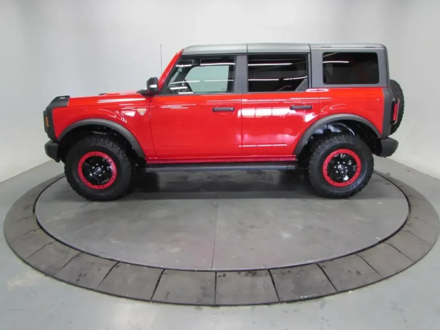 2022 /Black Onyx Ford Bronco Badlands (1FMEE5DP0NL) with an 2.7L V6 DOHC 24V engine, 7M transmission, located at 12836 Highway 21, De Soto, MO, 63020, (636) 337-7777, 38.151867, -90.575615 - Whether your weekends revolve around exploring Missouri backroads, loading up for a campsite at Washington State Park, or simply wanting a confident daily driver for the commute down MO-21, this **2022 Ford Bronco Badlands** is built for the lifestyle. With its bold **RED** exterior, rugged SUV stan - Photo#3
