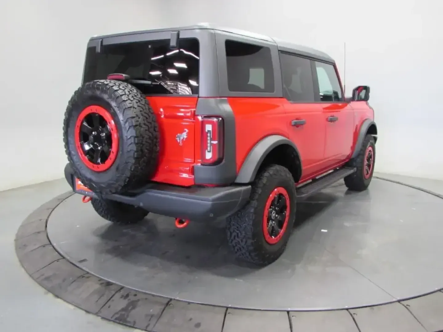 2022 /Black Onyx Ford Bronco Badlands (1FMEE5DP0NL) with an 2.7L V6 DOHC 24V engine, 7M transmission, located at 12836 Highway 21, De Soto, MO, 63020, (636) 337-7777, 38.151867, -90.575615 - Whether your weekends revolve around exploring Missouri backroads, loading up for a campsite at Washington State Park, or simply wanting a confident daily driver for the commute down MO-21, this **2022 Ford Bronco Badlands** is built for the lifestyle. With its bold **RED** exterior, rugged SUV stan - Photo#6