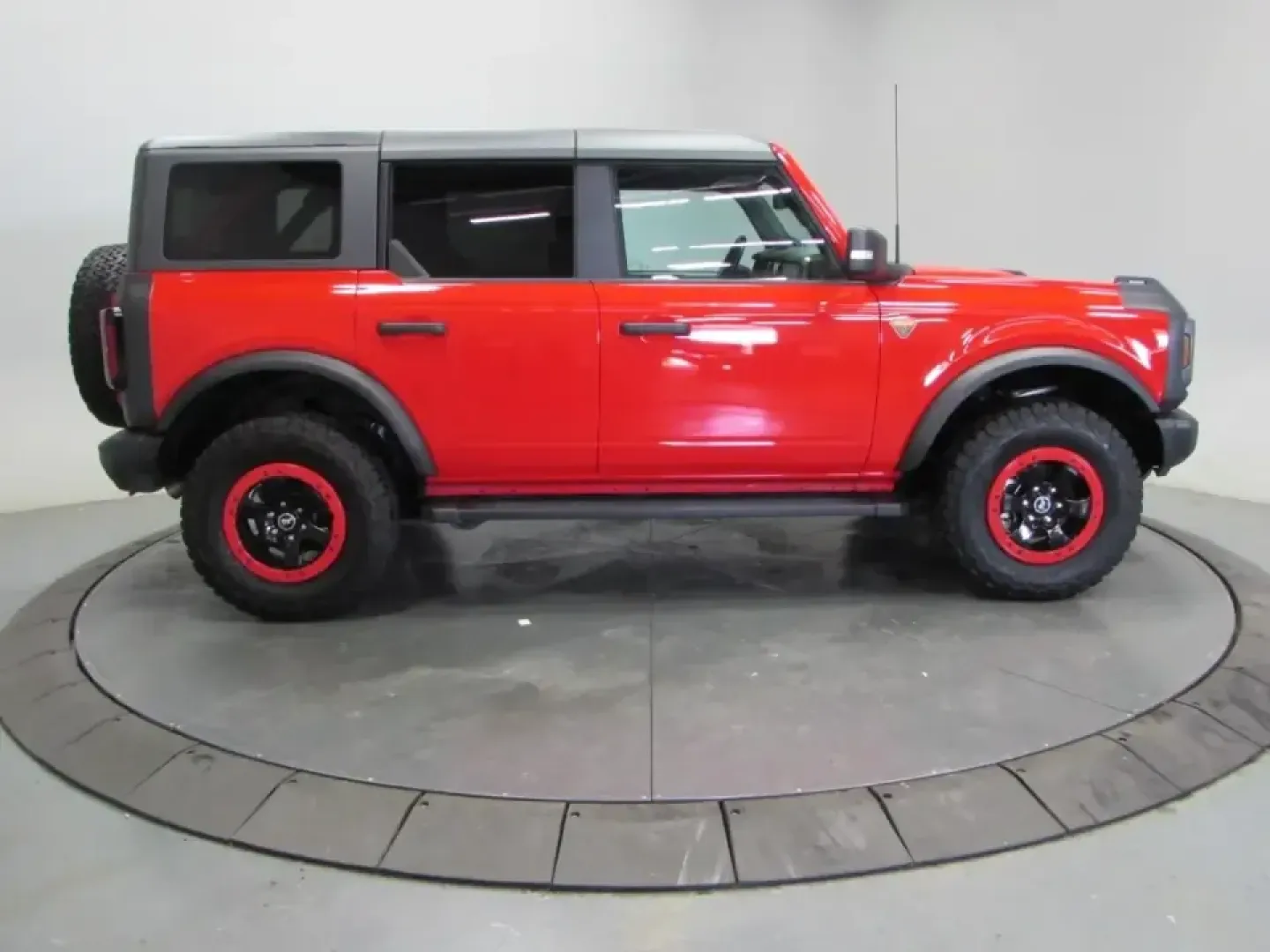 2022 /Black Onyx Ford Bronco Badlands (1FMEE5DP0NL) with an 2.7L V6 DOHC 24V engine, 7M transmission, located at 12836 Highway 21, De Soto, MO, 63020, (636) 337-7777, 38.151867, -90.575615 - Whether your weekends revolve around exploring Missouri backroads, loading up for a campsite at Washington State Park, or simply wanting a confident daily driver for the commute down MO-21, this **2022 Ford Bronco Badlands** is built for the lifestyle. With its bold **RED** exterior, rugged SUV stan - Photo#7
