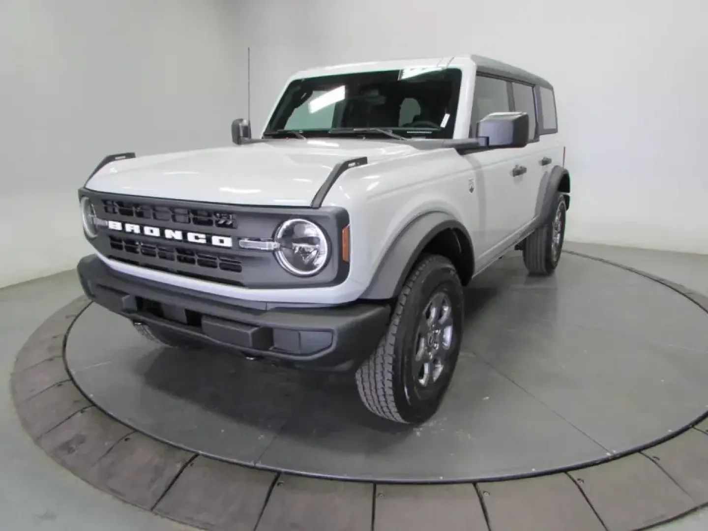 2026 /Dark Gray W/Black Onyx Ford Bronco Big Bend (1FMDE7BH8TL) with an 2.3L EcoBoost I-4 engine, 7M transmission, located at 12836 Highway 21, De Soto, MO, 63020, (636) 337-7777, 38.151867, -90.575615 - If your weekends revolve around muddy trailheads, river float trips, and spontaneous backroad detours-or you simply want a confident daily driver for Missouri weather-this 2026 Ford Bronco Big Bend is built for the lifestyle. With only 5 miles on the odometer, it delivers that fresh, like-new experi - Photo#2