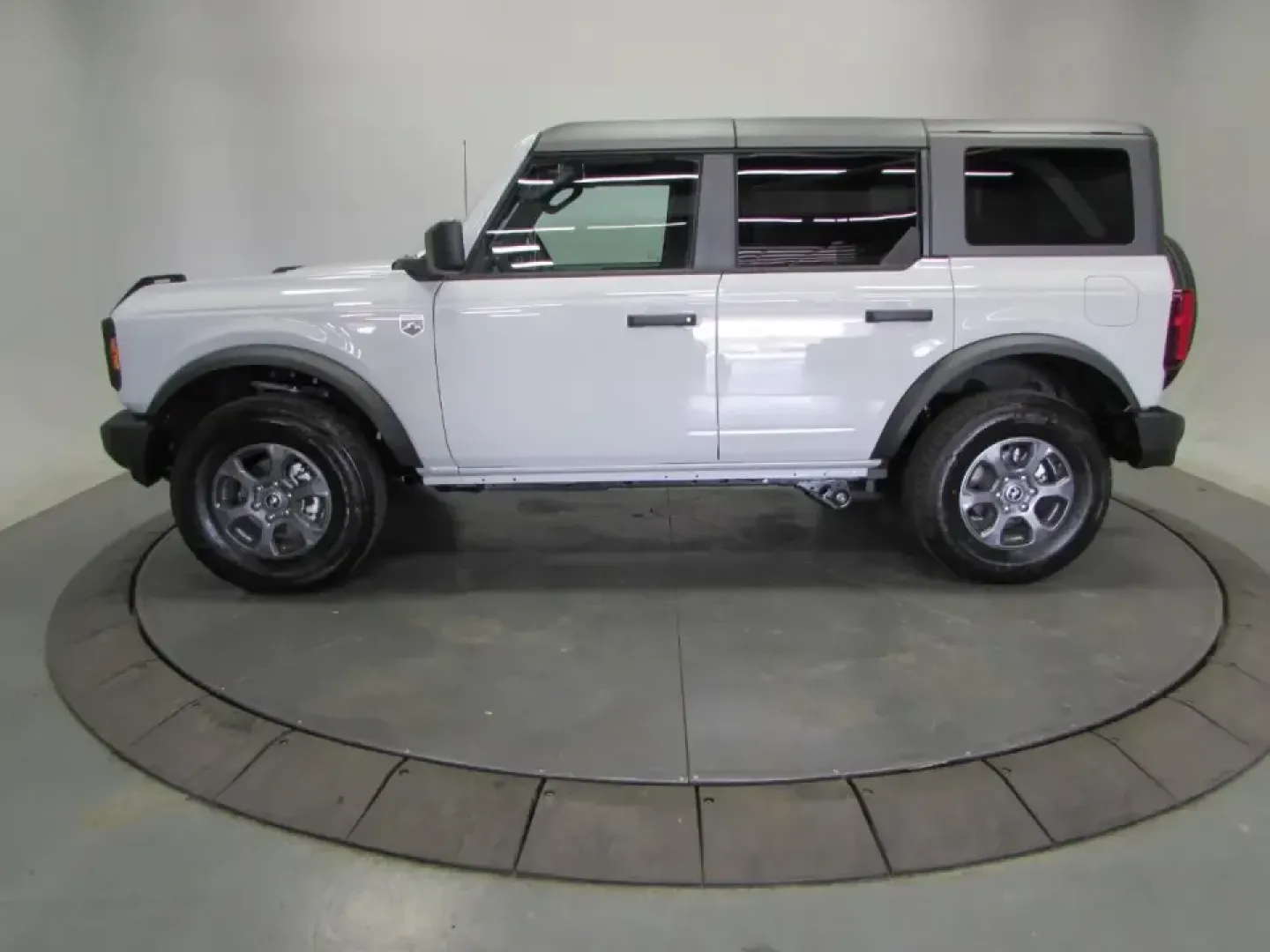 2026 /Dark Gray W/Black Onyx Ford Bronco Big Bend (1FMDE7BH8TL) with an 2.3L EcoBoost I-4 engine, 7M transmission, located at 12836 Highway 21, De Soto, MO, 63020, (636) 337-7777, 38.151867, -90.575615 - If your weekends revolve around muddy trailheads, river float trips, and spontaneous backroad detours-or you simply want a confident daily driver for Missouri weather-this 2026 Ford Bronco Big Bend is built for the lifestyle. With only 5 miles on the odometer, it delivers that fresh, like-new experi - Photo#3