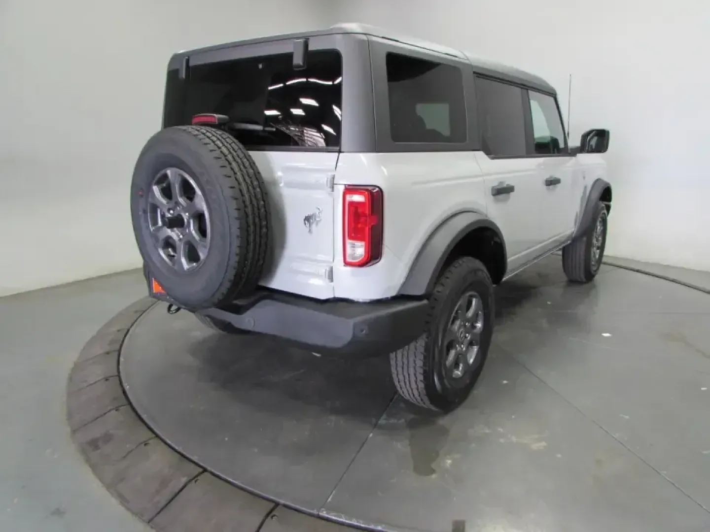 2026 /Dark Gray W/Black Onyx Ford Bronco Big Bend (1FMDE7BH8TL) with an 2.3L EcoBoost I-4 engine, 7M transmission, located at 12836 Highway 21, De Soto, MO, 63020, (636) 337-7777, 38.151867, -90.575615 - If your weekends revolve around muddy trailheads, river float trips, and spontaneous backroad detours-or you simply want a confident daily driver for Missouri weather-this 2026 Ford Bronco Big Bend is built for the lifestyle. With only 5 miles on the odometer, it delivers that fresh, like-new experi - Photo#6