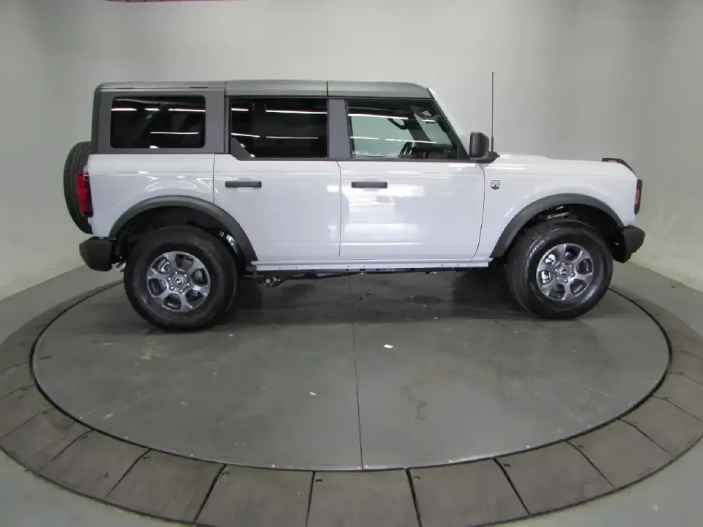 2026 /Dark Gray W/Black Onyx Ford Bronco Big Bend (1FMDE7BH8TL) with an 2.3L EcoBoost I-4 engine, 7M transmission, located at 12836 Highway 21, De Soto, MO, 63020, (636) 337-7777, 38.151867, -90.575615 - If your weekends revolve around muddy trailheads, river float trips, and spontaneous backroad detours-or you simply want a confident daily driver for Missouri weather-this 2026 Ford Bronco Big Bend is built for the lifestyle. With only 5 miles on the odometer, it delivers that fresh, like-new experi - Photo#7