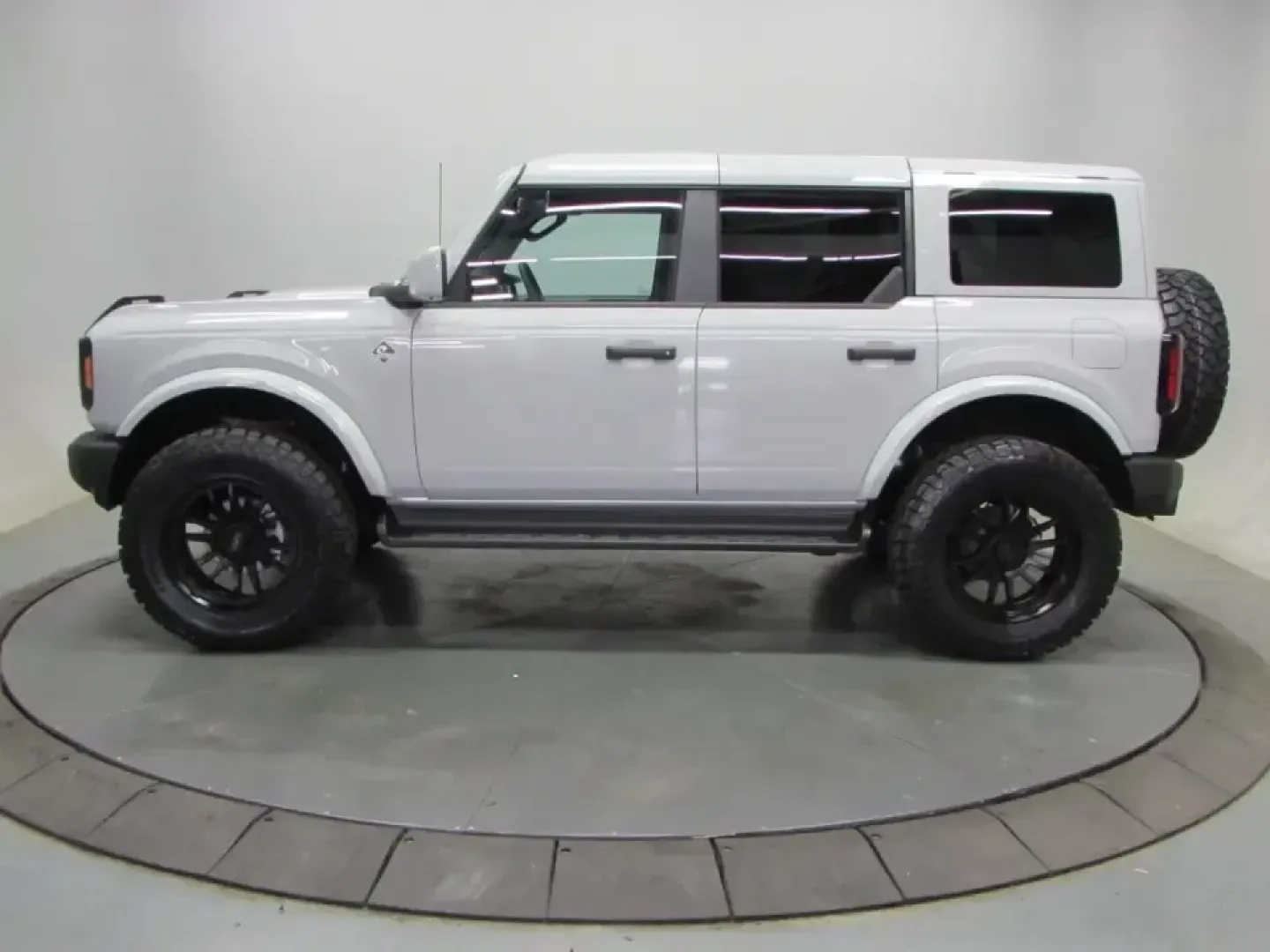 2026 /Black Onyx Ford Bronco Outer Banks (1FMEE8BP7TL) with an 2.7L V6 engine, Automatic transmission, located at 12836 Highway 21, De Soto, MO, 63020, (636) 337-7777, 38.151867, -90.575615 - Weekend trail runs, lake days, and everyday commuting don't have to be separate vehicles-this **2026 Ford Bronco Outer Banks** is built for the driver who wants one SUV that can handle it all. With just **11 miles**, this Bronco feels practically brand-new, yet it's positioned like a smart **pre-own - Photo#3